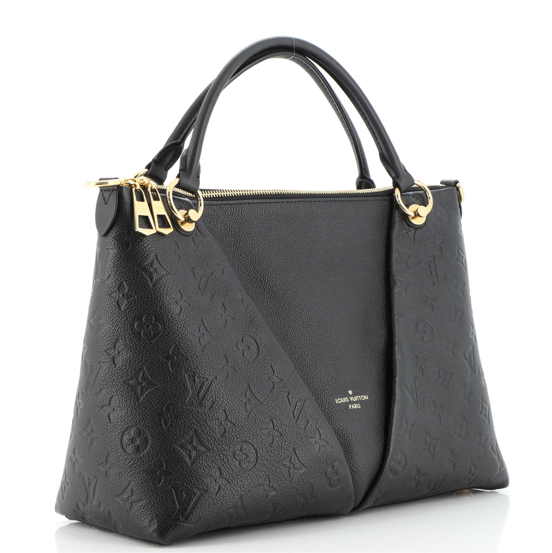 Condition: Very good. Wear on base corners and in interior, light scuffs on handles. Slight bubbling and marks on strap, scratches and discoloration on hardware.
Accessories: With Strap
Measurements: Handle Drop 5