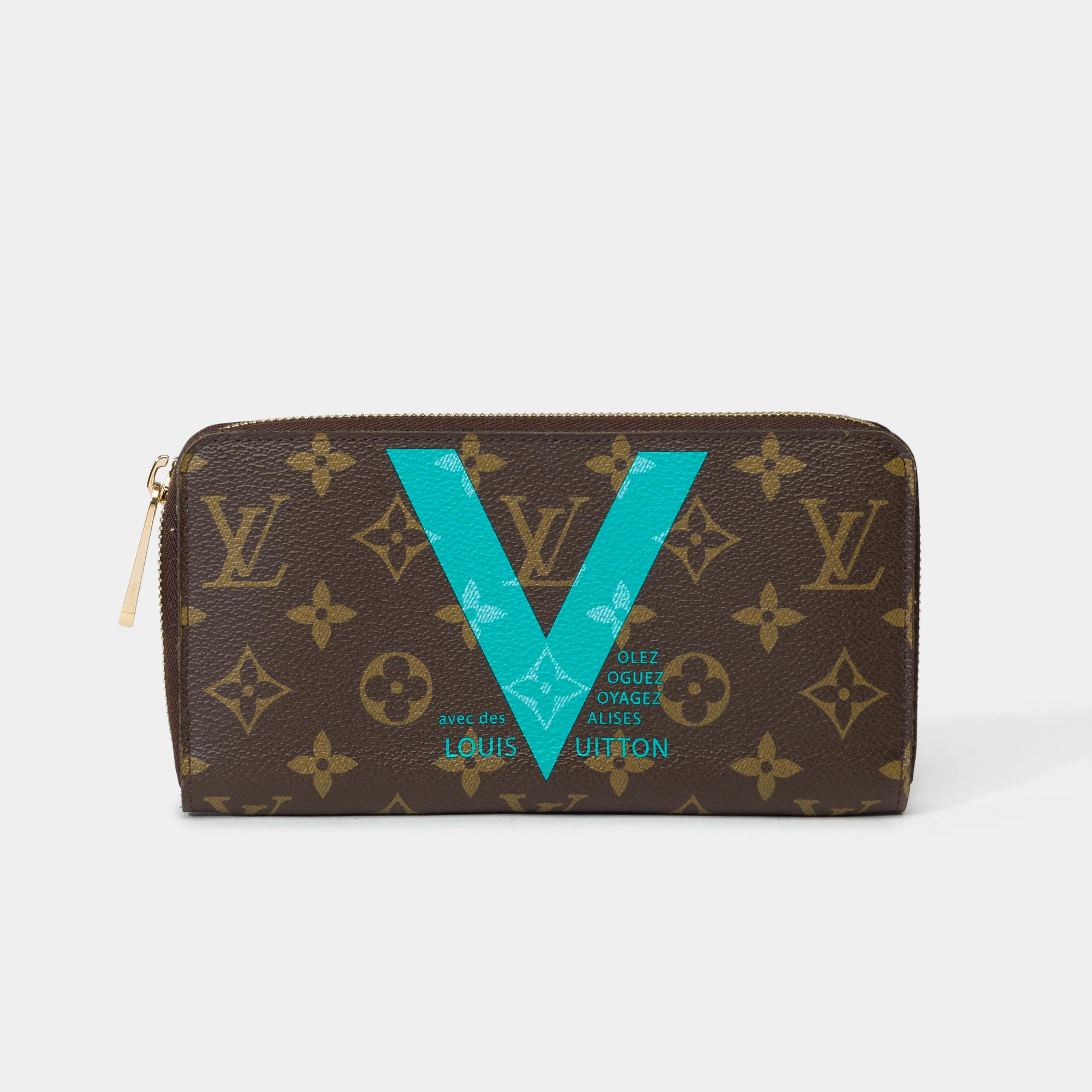 Beautiful​ ​Louis​ ​Vuitton​ ​Zippy​ ​Limited​ ​Edition​ ​V​ ​Wallet​ ​in​ ​brown​ ​and​ ​Turquoise​ ​printed​ ​monogram​ ​coated​ ​canvas​ ​,​ ​gold​ ​metal​ ​trim​ ​allowing​ ​a​ ​hand​ ​carry

A​ ​zipper
Blue​ ​leather​ ​lining,​ ​4​