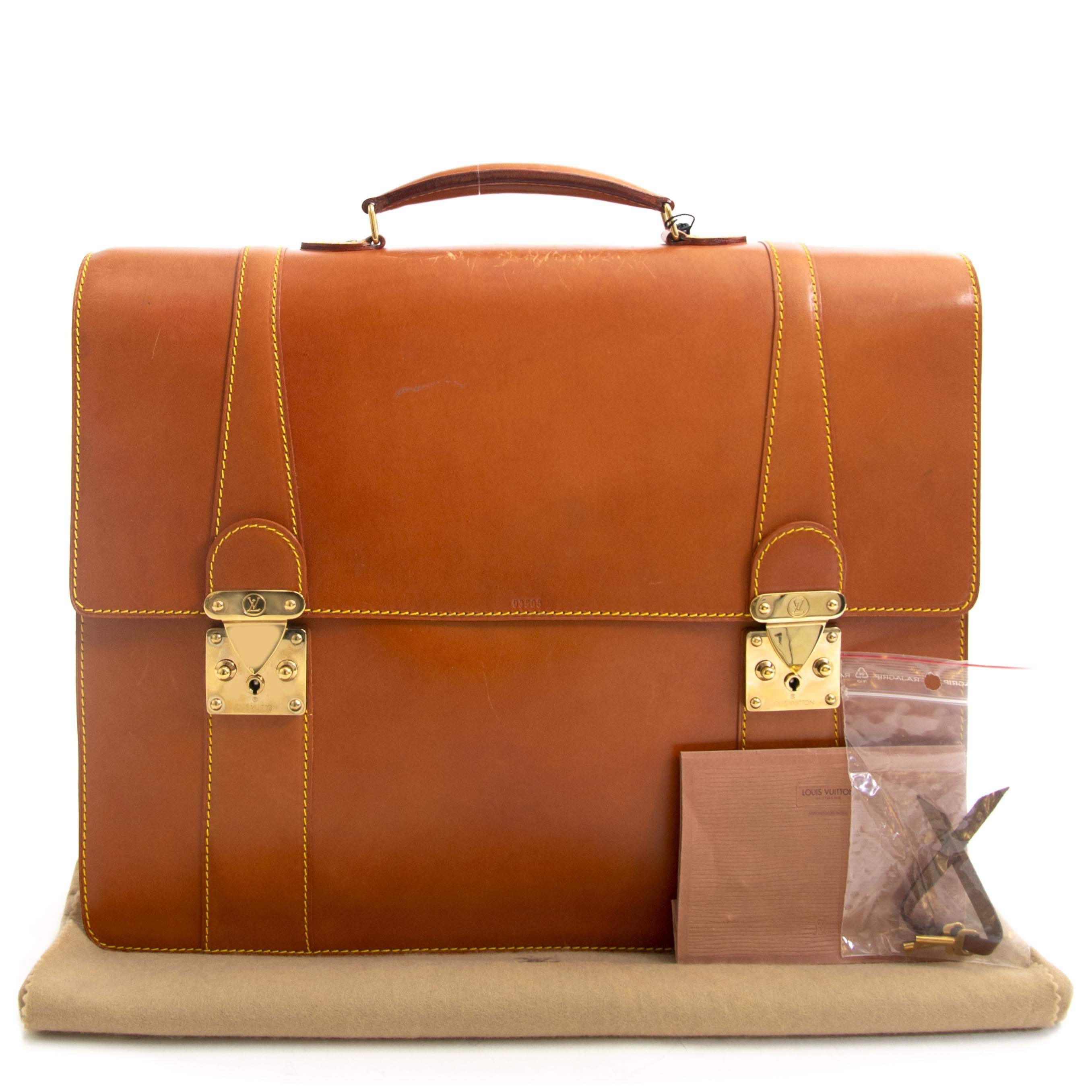Guter gebrauchter Zustand

Louis Vuitton Vachetta Leder Serviette Aktentasche

Diese frühe '90 Aktentasche ist von dem französischen Haus Louis Vuitton gefertigt. Er besteht aus natürlichem Vachetta-Leder:: das mit der Zeit nachdunkelt. Die gelben