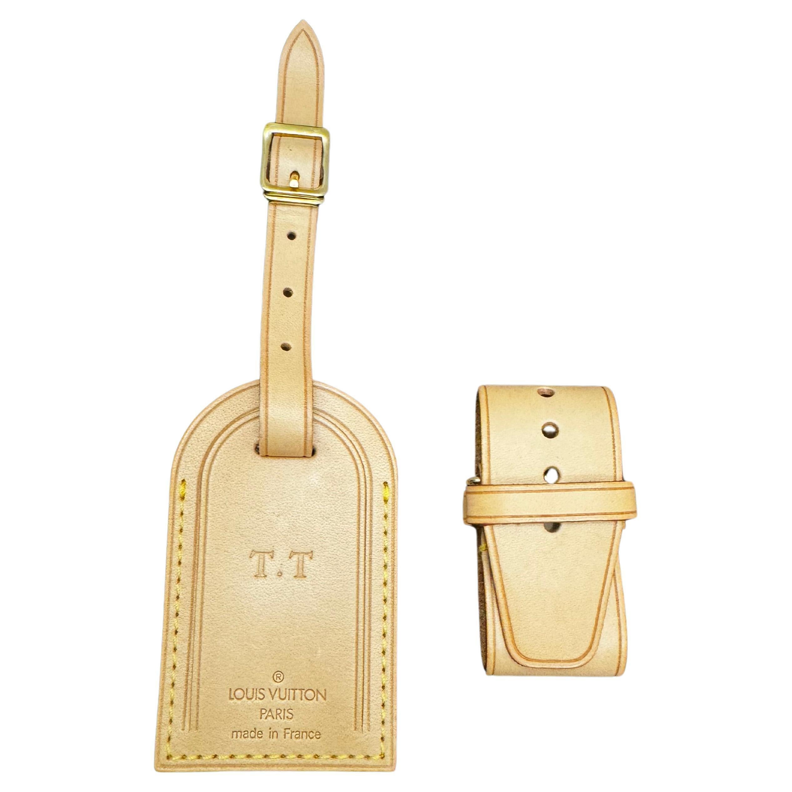 Dieser LOUIS VUITTON Vachette-Gepäckanhänger und Poignet für Louis Vuitton Keepall boston ist aus naturfarbenem Rindsleder gefertigt und mit Messingbeschlägen versehen. Hergestellt in Frankreich. Maße: ca. 9 x 5cm/3cm. Der Gepäckanhänger ist mit den