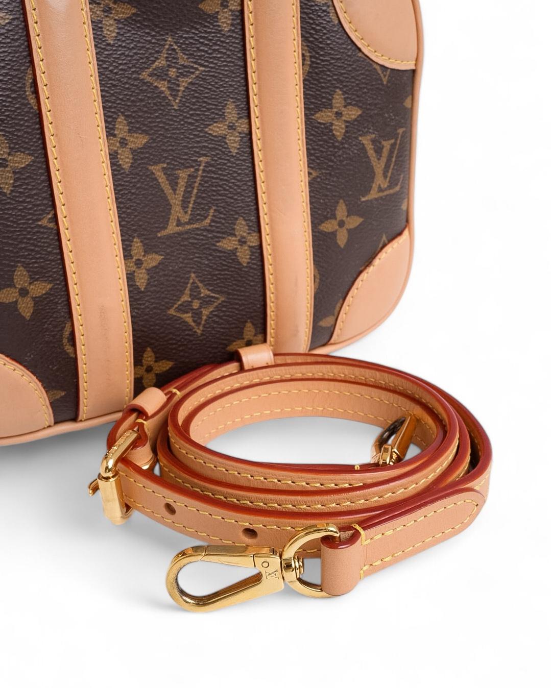 Borsa firmata Louis Vuitton, modello Valisette nella misura BB in tela marrone con la classica fantasia Monogram, arricchita da inserti in vacchetta e hardware dorati. Il modello è dotato di una chiusura a zip semicircolare con doppio cursore,