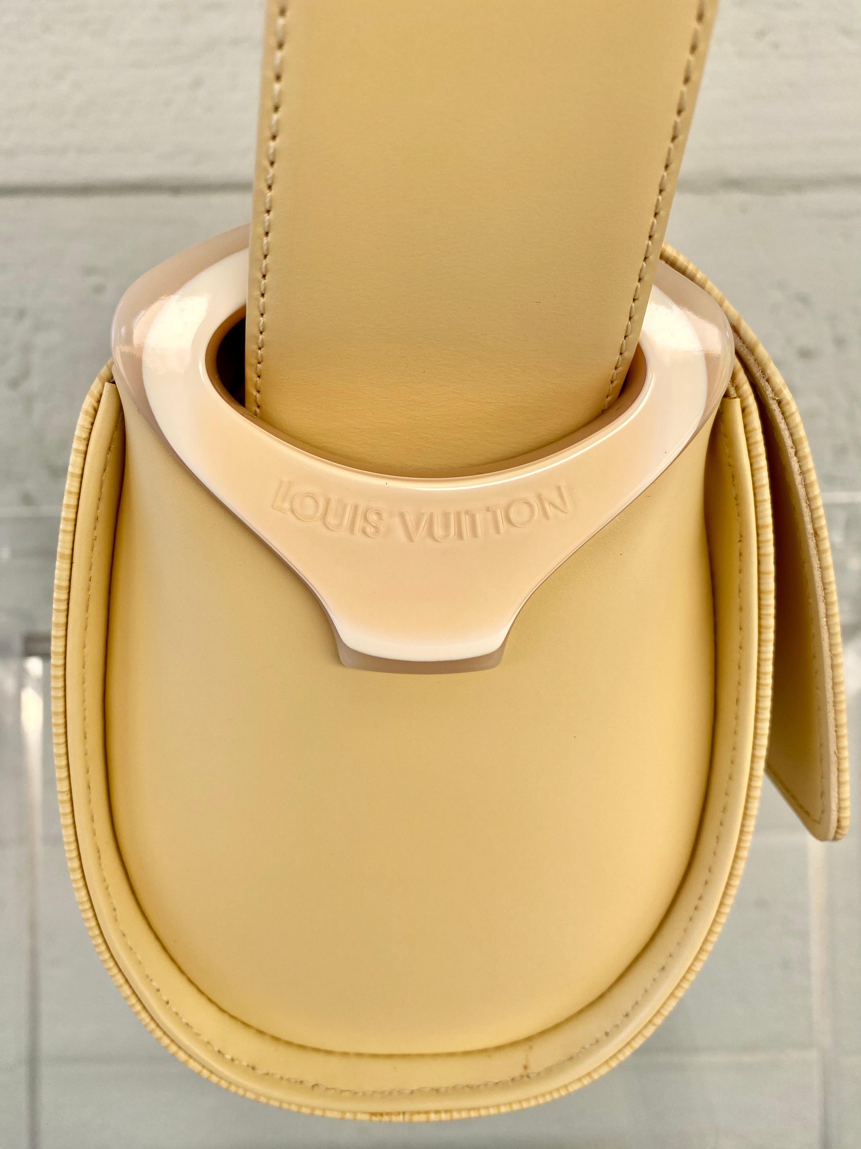 Louis Vuitton Vanilla Epi Nocturne GM, portefeuille compact et sac de maquillage en vente 5