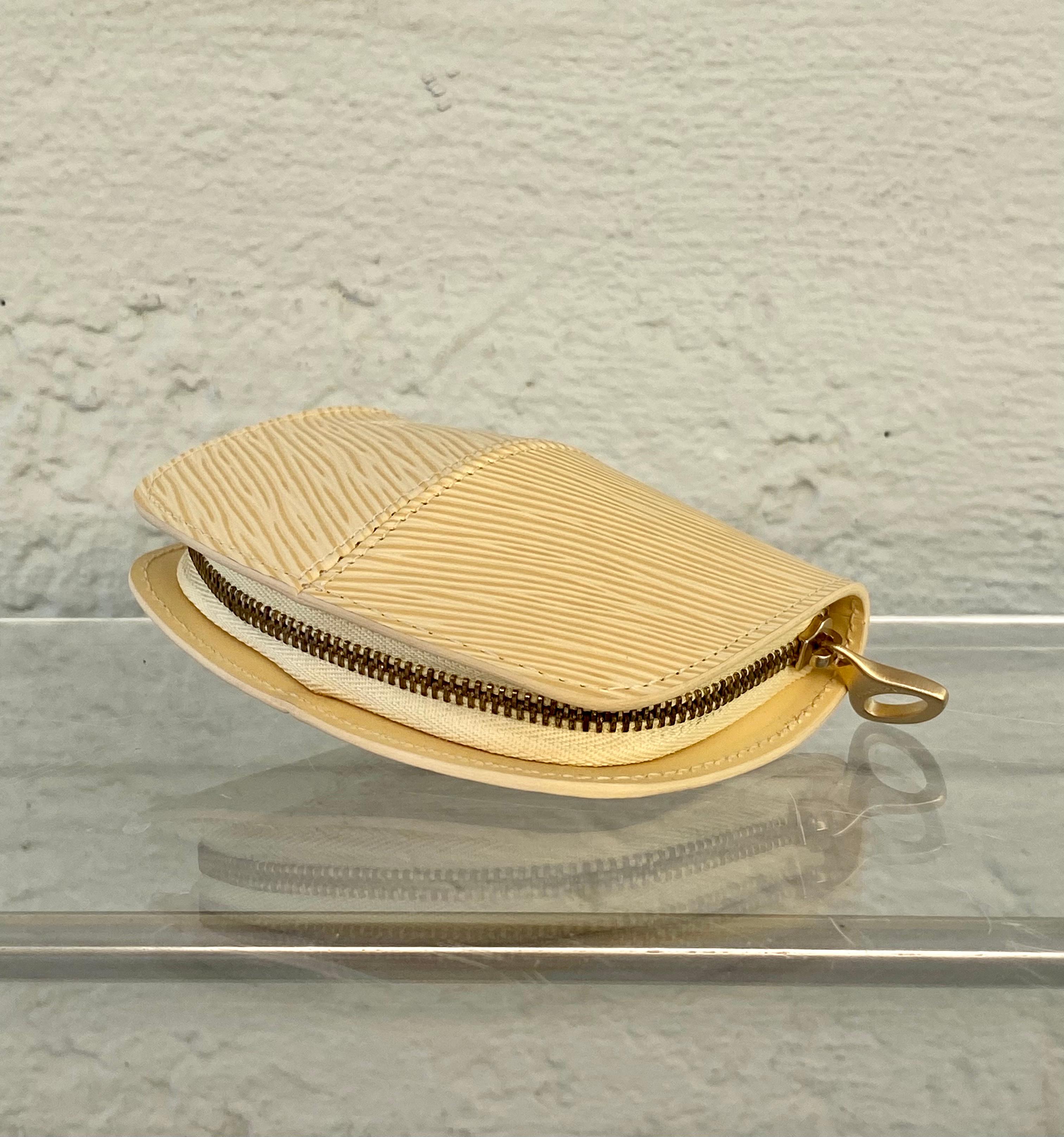 Louis Vuitton Vanilla Epi Nocturne GM Bag, Compact Wallet and Make Up Bag Set For Sale 10