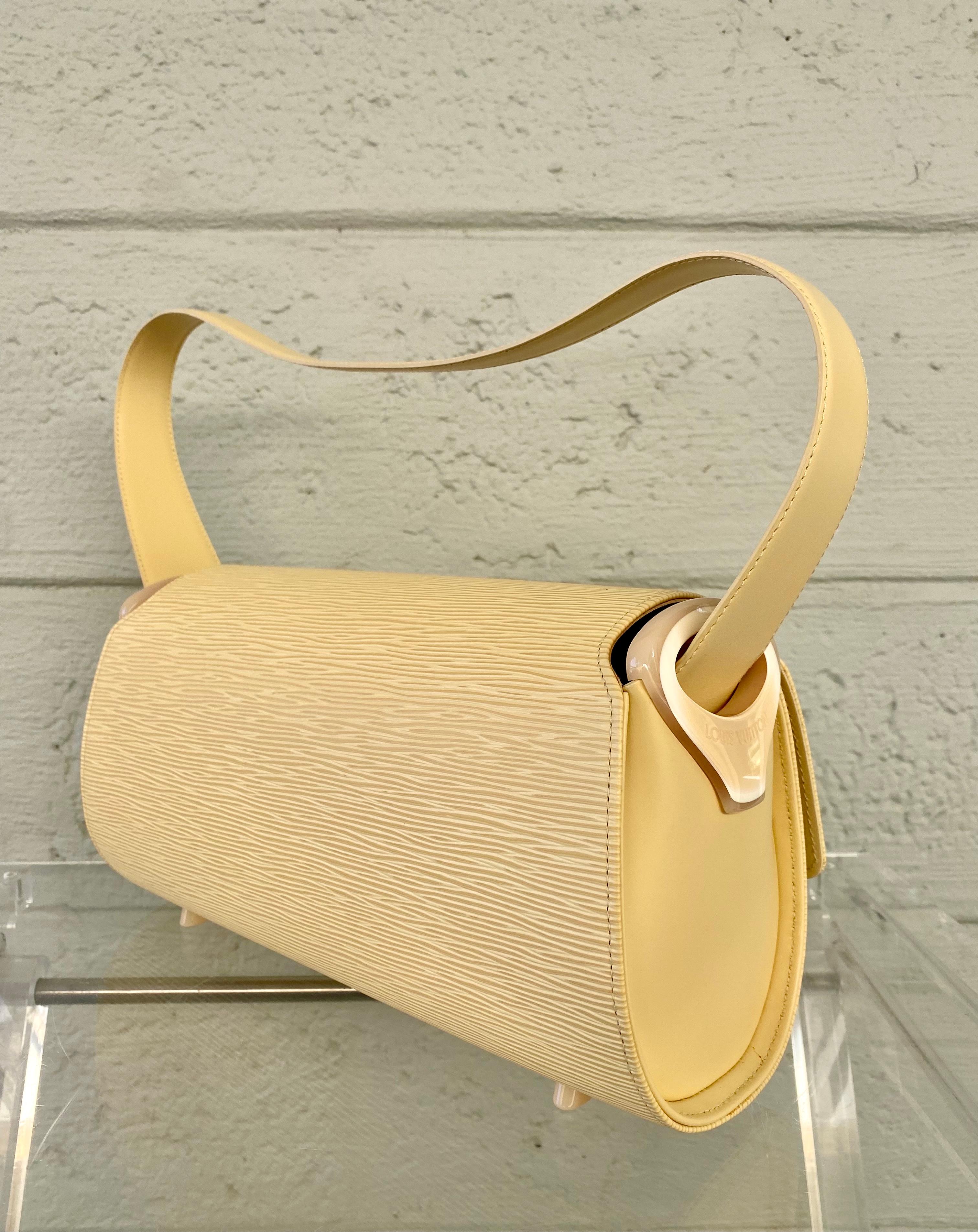 Louis Vuitton Vanilla Epi Nocturne GM, portefeuille compact et sac de maquillage en vente 1