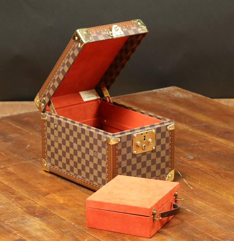 Louis vuitton vanity case damier with key, circa 1990

Massif brass lock and hasp 

Leather Handel original

Outside only clean

Original inside and original trays 
-----------------
Vanity case damier avec sa clef (1990)

Serrure,