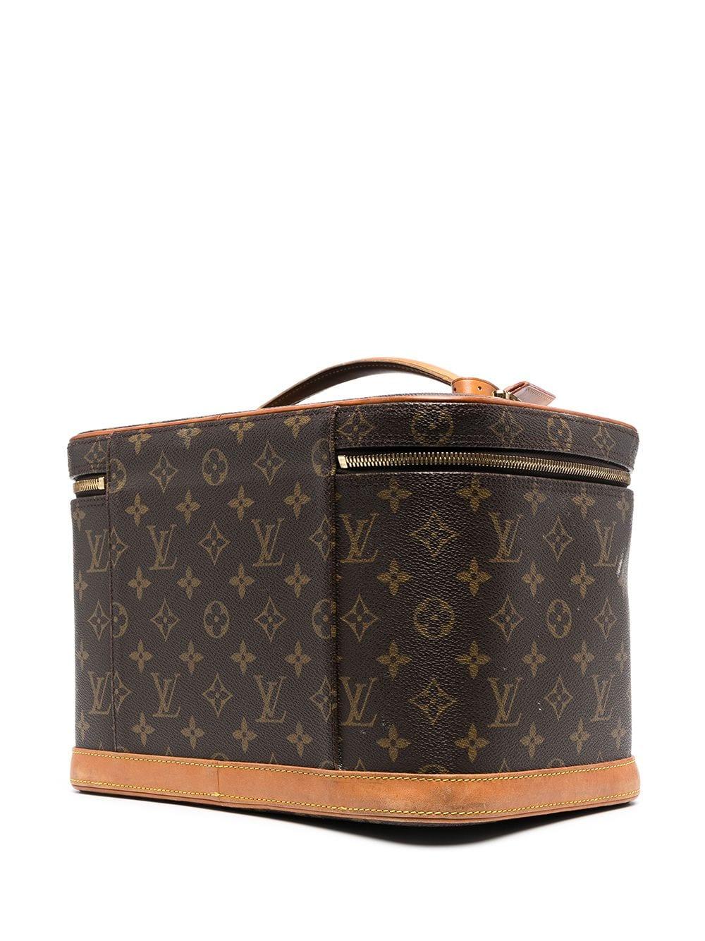 Store your beauty essentials in style with this vanity case. Crafted in classic Louis Vuitton beige & brown monogram canvas, featuring a structured design and leather trim.

Colour: Brown/ Beige

Composition: Leather

Condition: Good vintage