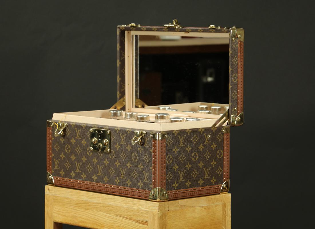 Vanity-case Louis Vuitton
Présenté sur un harnais en chêne massif
4 petites encoches discrètes sur le harnais permettent au Vanity de ne pas glisser.

Vanity-case Louis Vuitton
Présenté sur une sellette en chêne massif
4 petites encoches