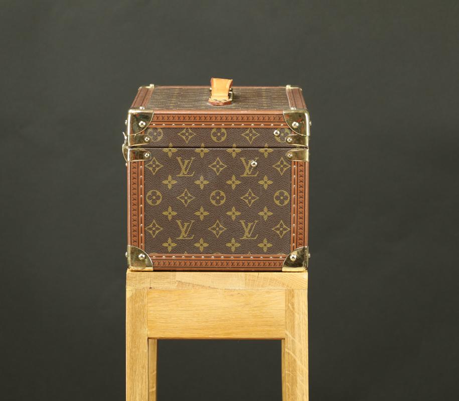 Français Vanity-Case Louis Vuitton sur support en chêne