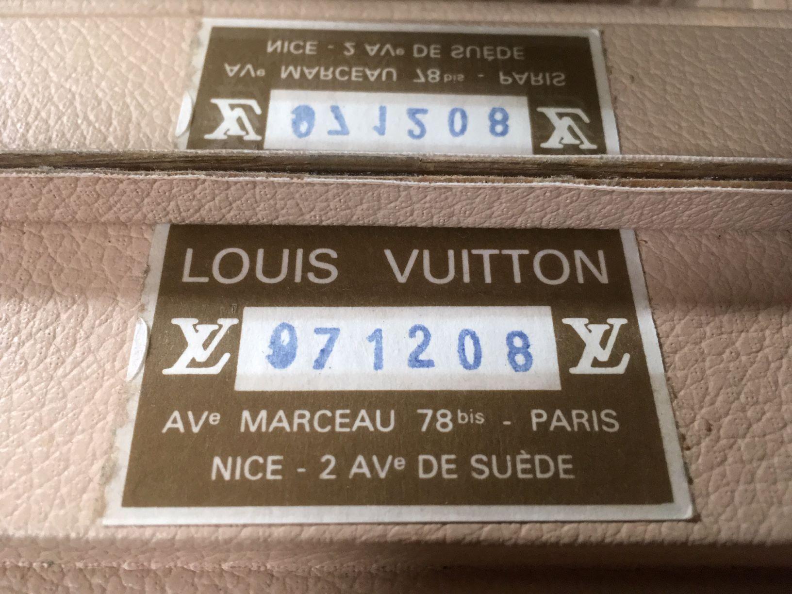 Vanity-Case Louis Vuitton sur support en chêne Excellent état à Haguenau, FR