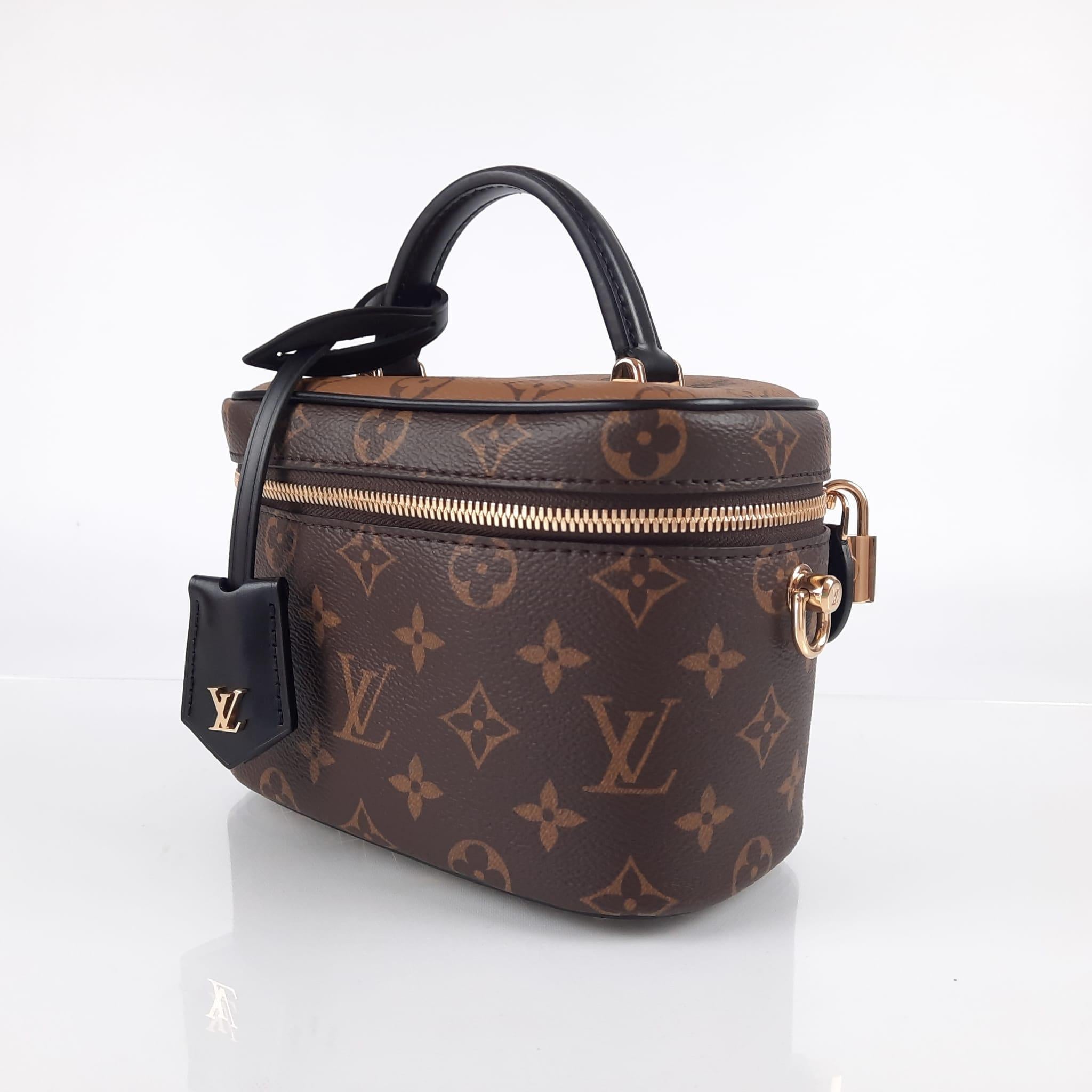 For Spring-Summer 2020, Nicolas Ghesquière has dreamed up a modern-day ode to Louis Vuitton’s travel heritage: an update of the Nice vanity kit as a trendy city bag in Monogram and Monogram Reverse canvas. Lightweight, compact and supple, it is easy