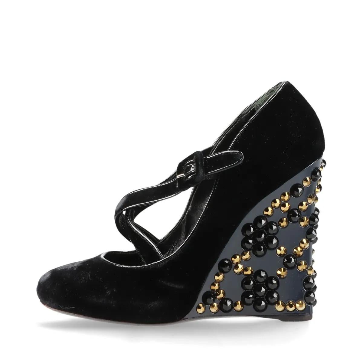 Le décolleté con zeppa Louis Vuitton Veau Velours in nero sono un modello elegante e versatile che unisce uno stile raffinato a un comfort moderno. Realizzate in lussuoso camoscio veau velours, presentano una silhouette elegante con un cinturino