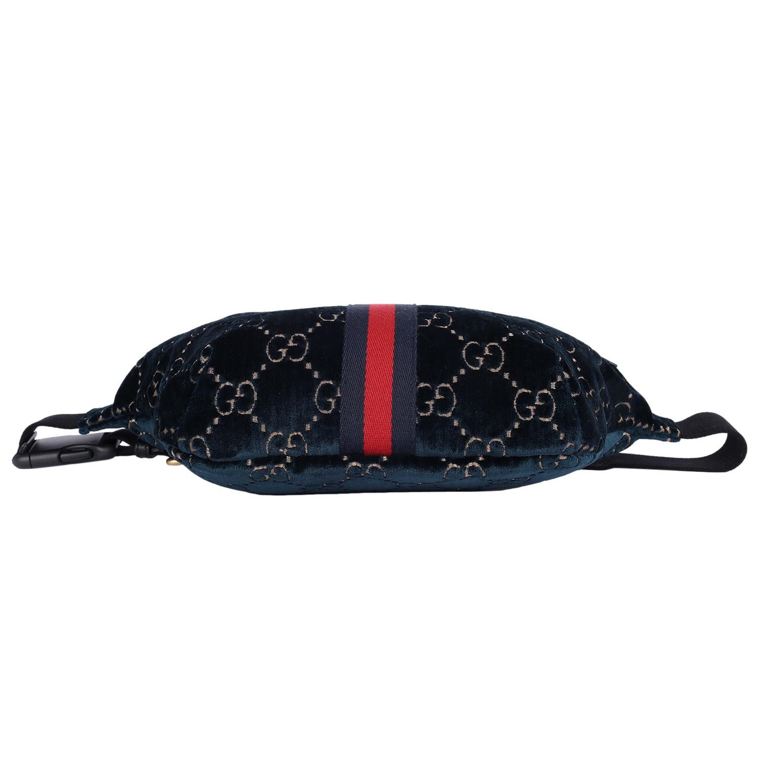 Gucci Velvet GG Monogram Web Belt Bag Blue Beige en vente 7