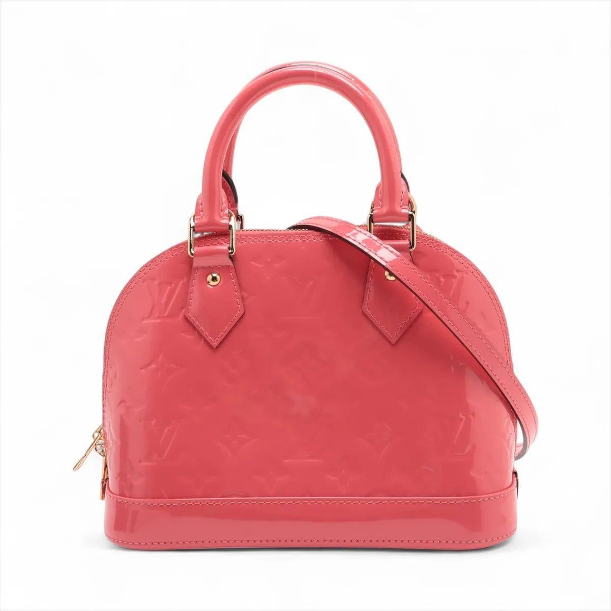 Le Vernis Alma BB de Louis Vuitton en Pink Peach est un délicieux mélange d'élégance et de charme juvénile. Confectionné en cuir vernis Monogram brillant, ce sac à main compact présente une silhouette structurée et emblématique, rehaussée de