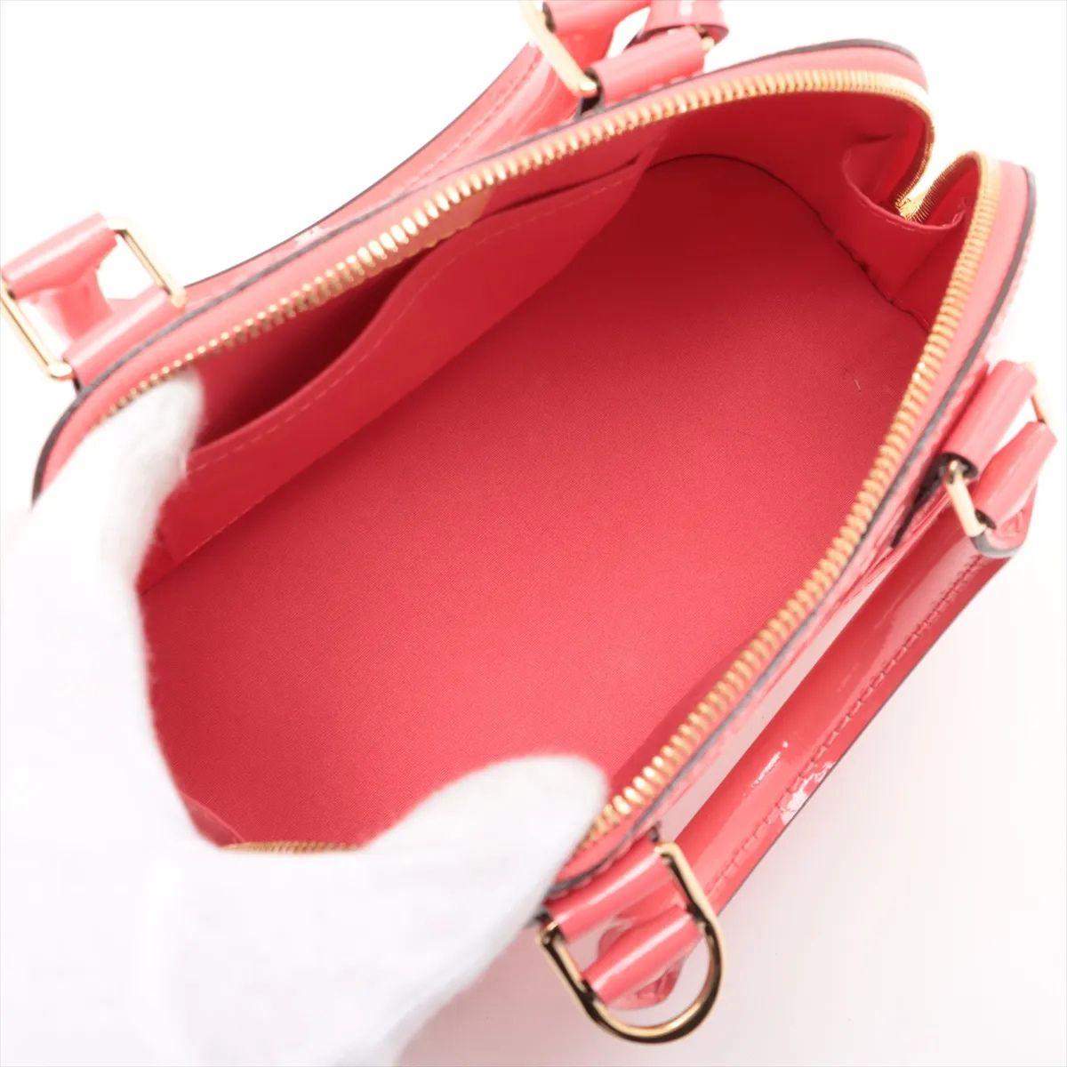 Louis Vuitton Vernis Alma BB rose pêche en vente 4