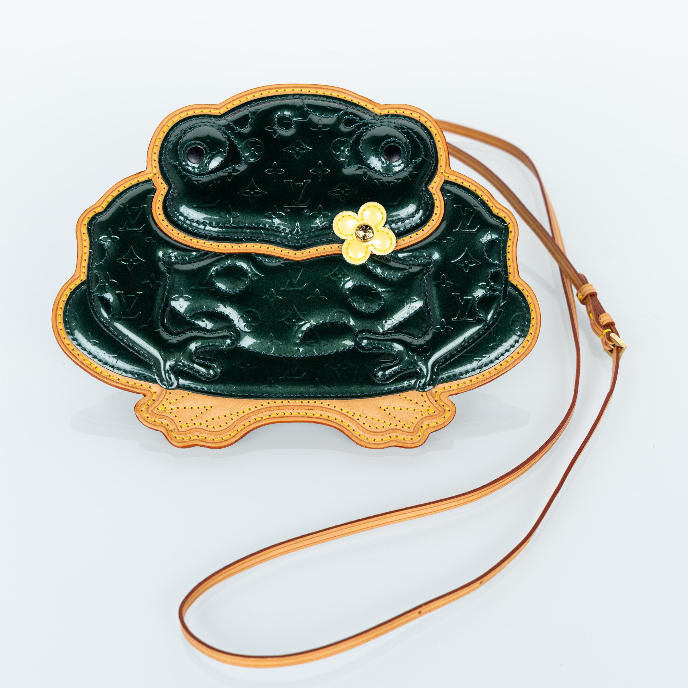 Louis Vuitton - Pochette grenouille « Conte de Fees » en vernis, 2002 en vente 5