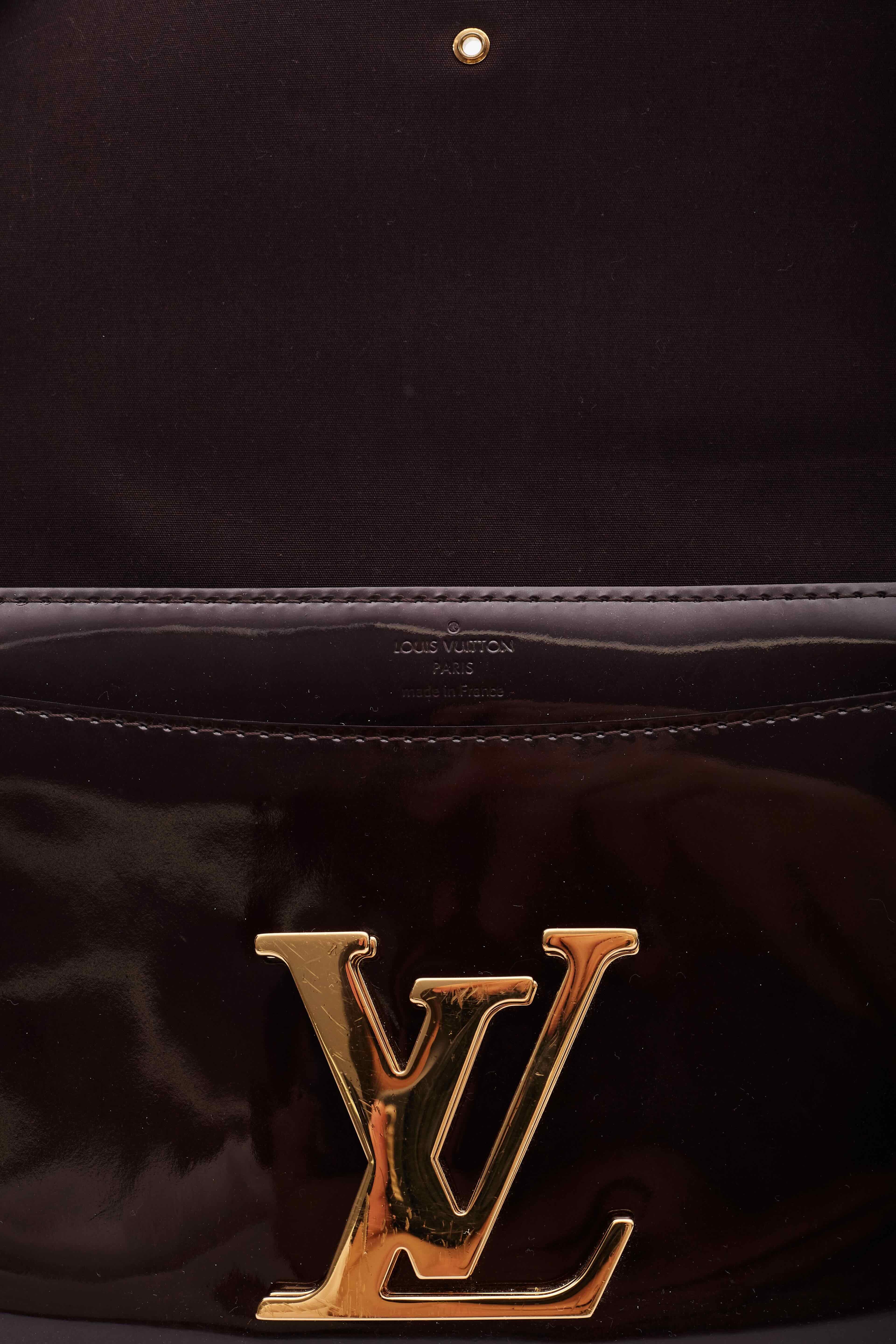 Louis vuitton shoulder bag. From the 2013 collection by marc jacobs. Burgundy vernis patent leather. Brass hardware. Chain-link shoulder strap. Chain-link accents. Canvas lining with card slots. Clasp closure at front.

Color: Black with multicolor