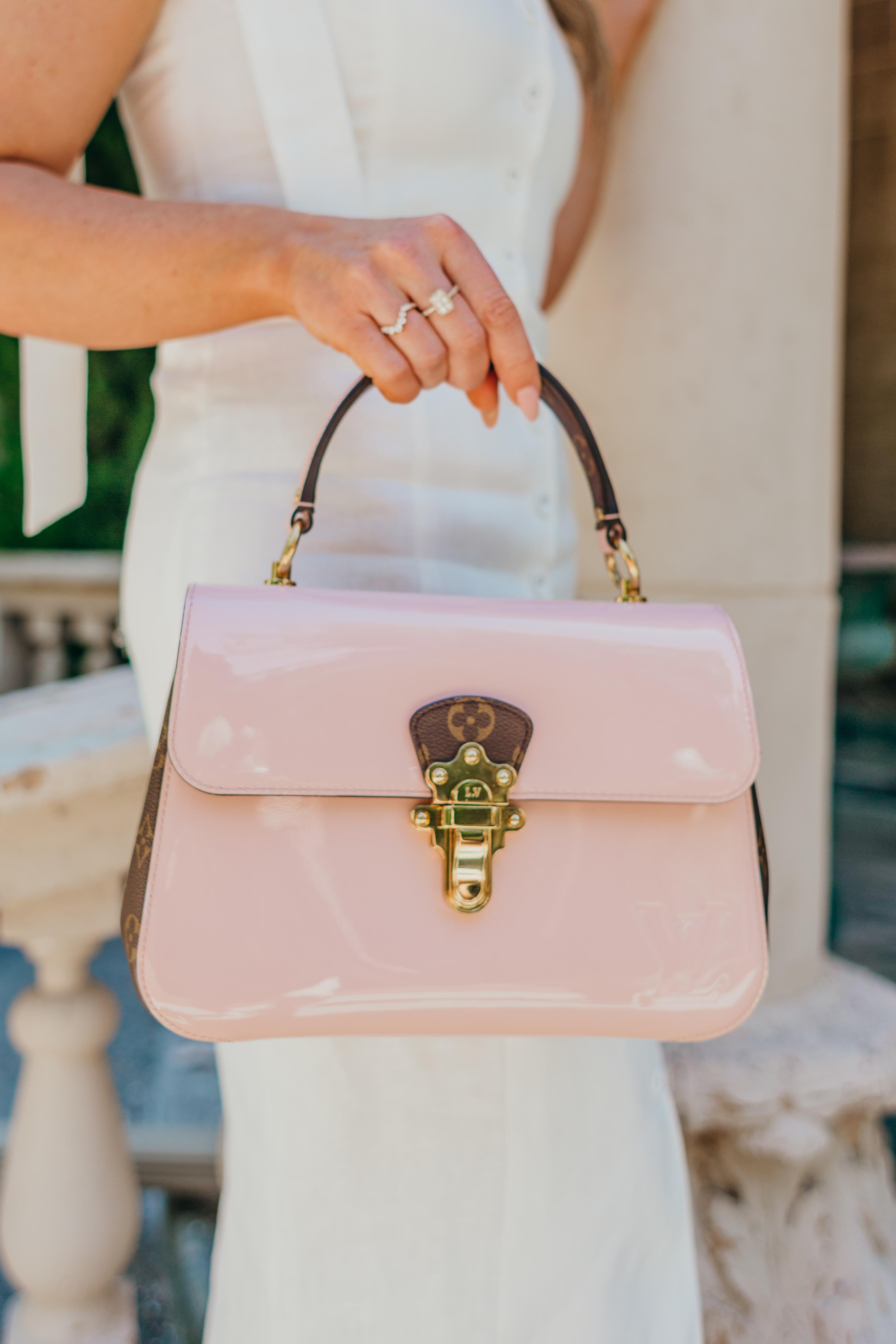 Bolso de hombro Louis Vuitton Vernis de piel con monograma de cerezo Rose Ballerine en venta 2