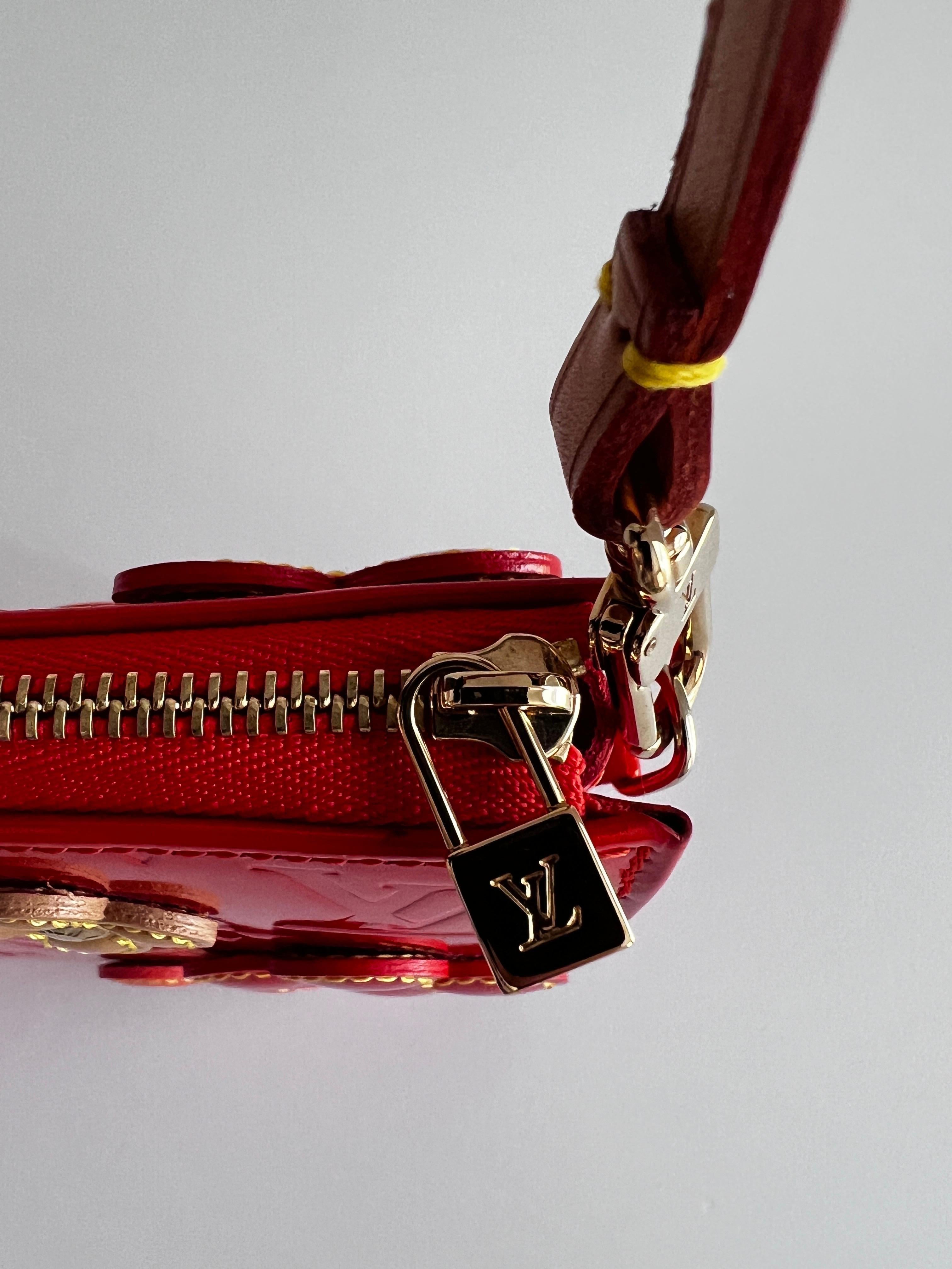 Women's or Men's Louis Vuitton  Vernis Lexington Fleurs Pochette orange For Sale