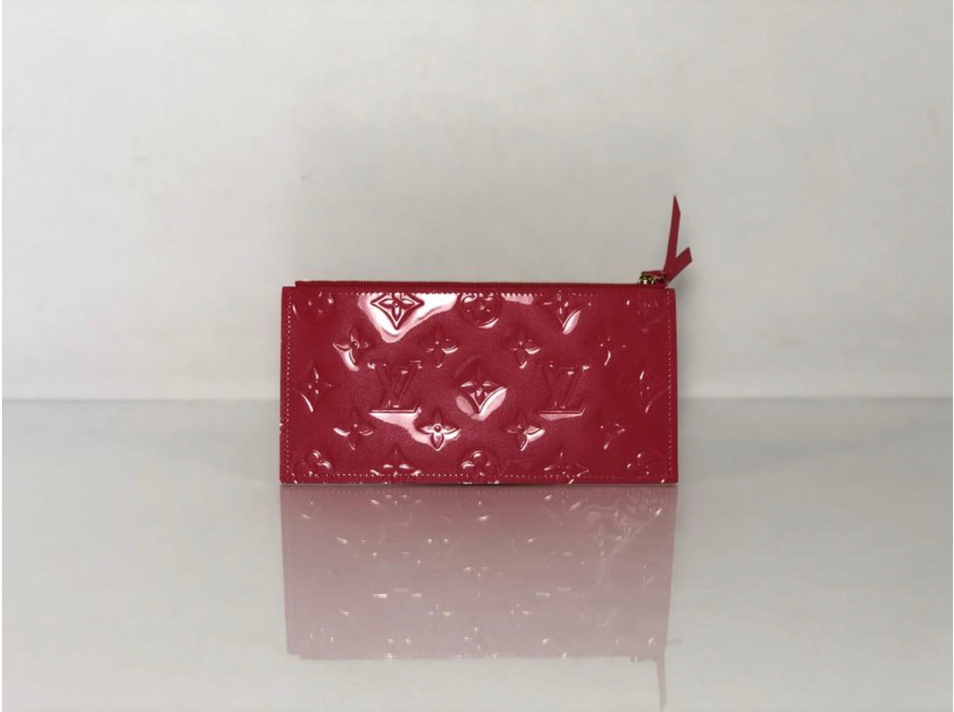 MODEL - Louis Vuitton Vernis Pochette Felicie Clutch Insert

CONDITION - Exceptional! No signs of wear.

SKU - 2965

ORIGINAL/CURRENT RETAIL PRICE - 425 + tax

DATE/SERIAL CODE - NA

ORIGIN - France

PRODUCTION - Unknown

DIMENSIONS - L8.4 x H4.5 x