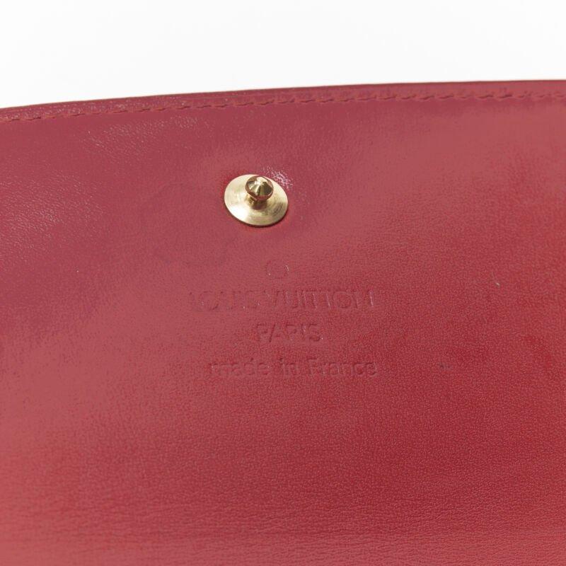 LOUIS VUITTON Vernis brevetto rosso LV portafoglio continentale con patta e logo in rilievo in vendita 5