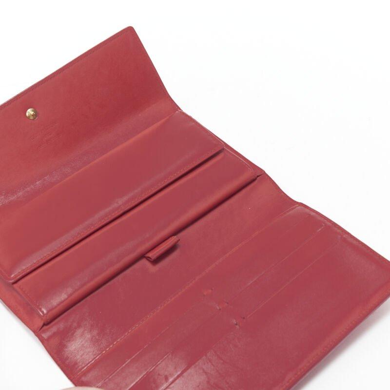 LOUIS VUITTON Vernis brevetto rosso LV portafoglio continentale con patta e logo in rilievo in vendita 6