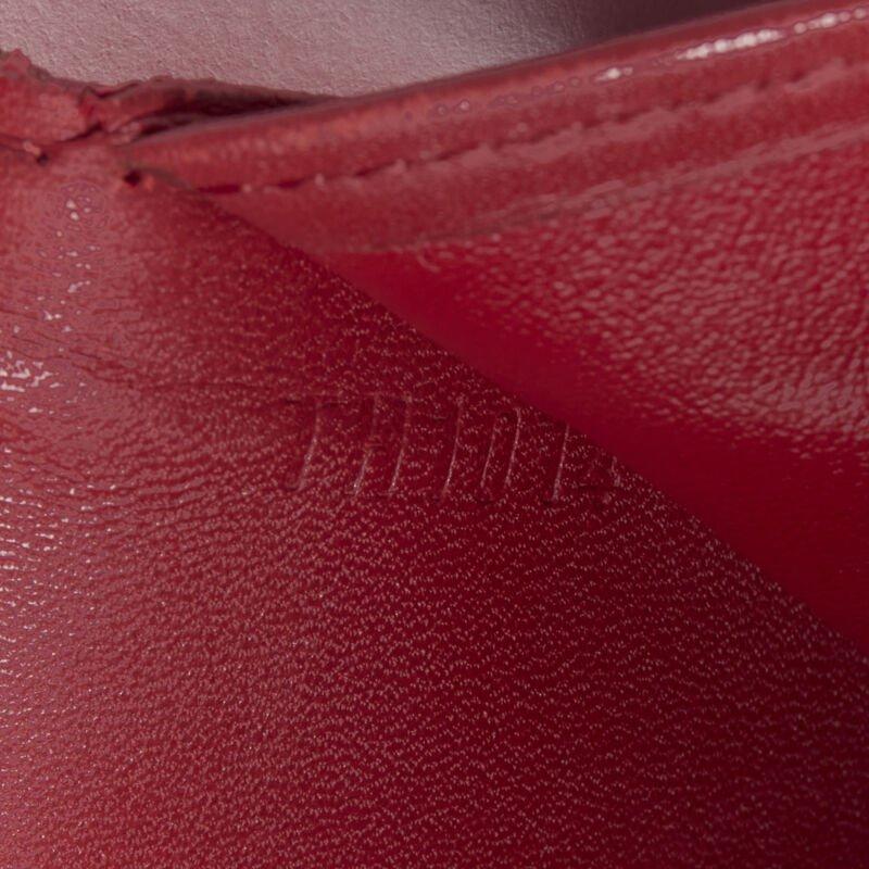 LOUIS VUITTON Vernis brevetto rosso LV portafoglio continentale con patta e logo in rilievo in vendita 7