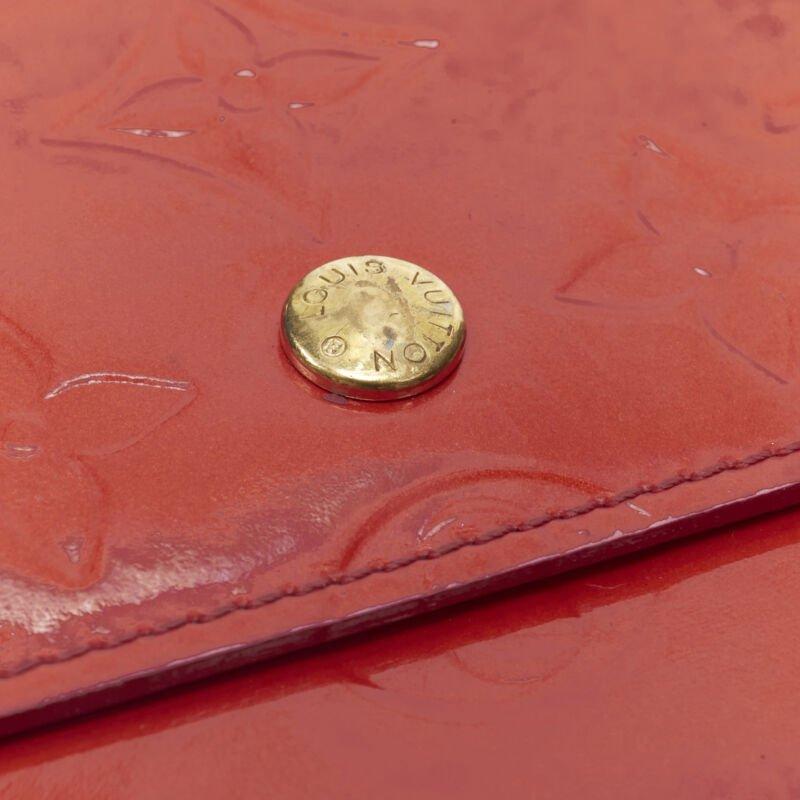 Arancia LOUIS VUITTON Vernis brevetto rosso LV portafoglio continentale con patta e logo in rilievo in vendita