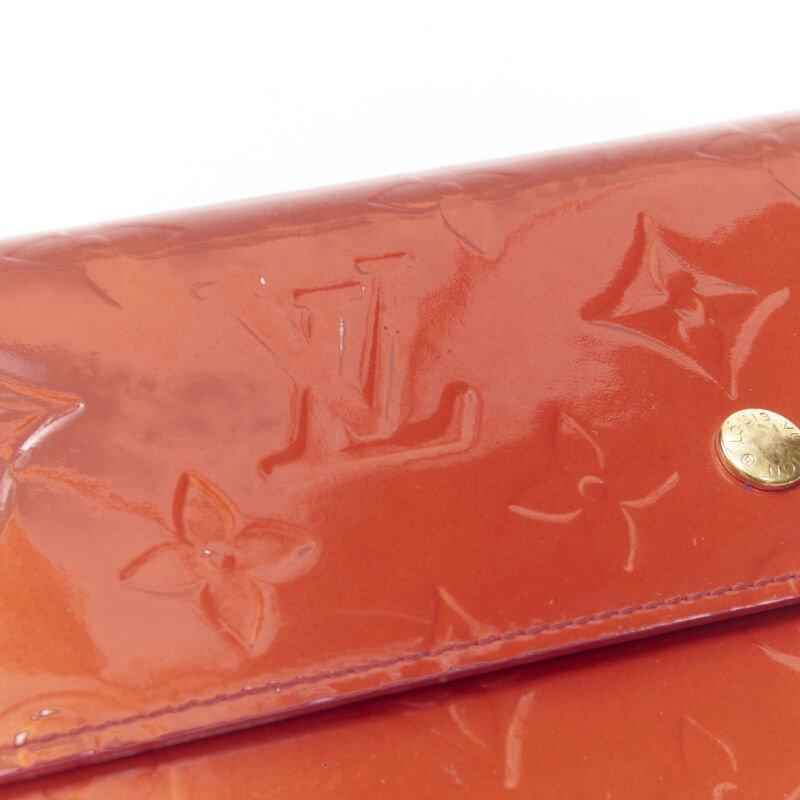 LOUIS VUITTON Vernis brevetto rosso LV portafoglio continentale con patta e logo in rilievo In condizioni buone in vendita a Hong Kong, NT