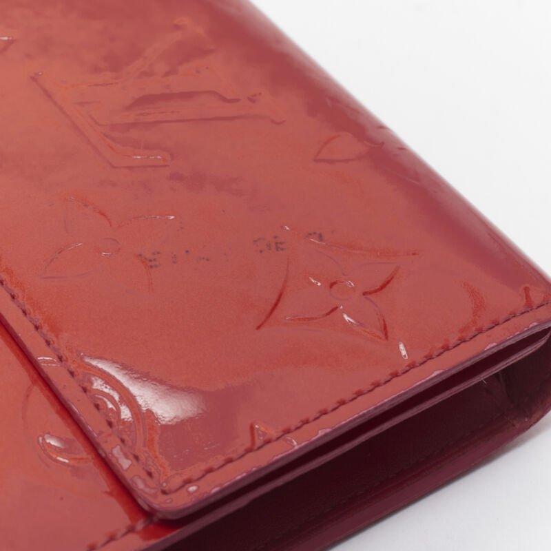 Donna LOUIS VUITTON Vernis brevetto rosso LV portafoglio continentale con patta e logo in rilievo in vendita