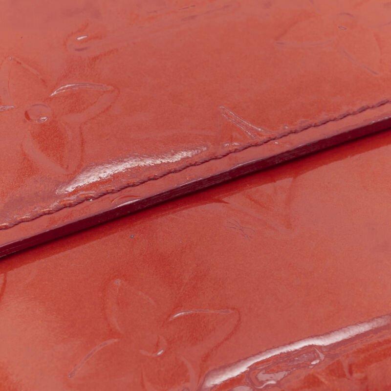LOUIS VUITTON Vernis brevetto rosso LV portafoglio continentale con patta e logo in rilievo in vendita 1