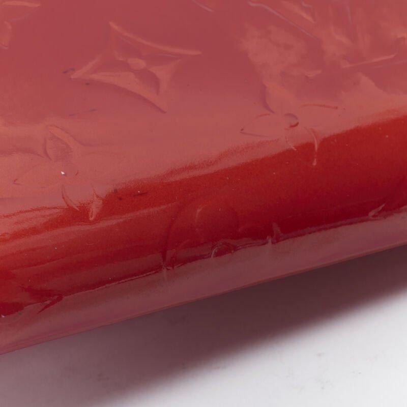LOUIS VUITTON Vernis brevetto rosso LV portafoglio continentale con patta e logo in rilievo in vendita 2