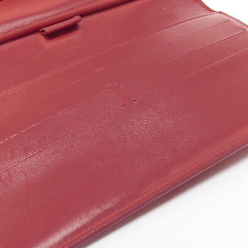 LOUIS VUITTON Vernis brevetto rosso LV portafoglio continentale con patta e logo in rilievo in vendita 3