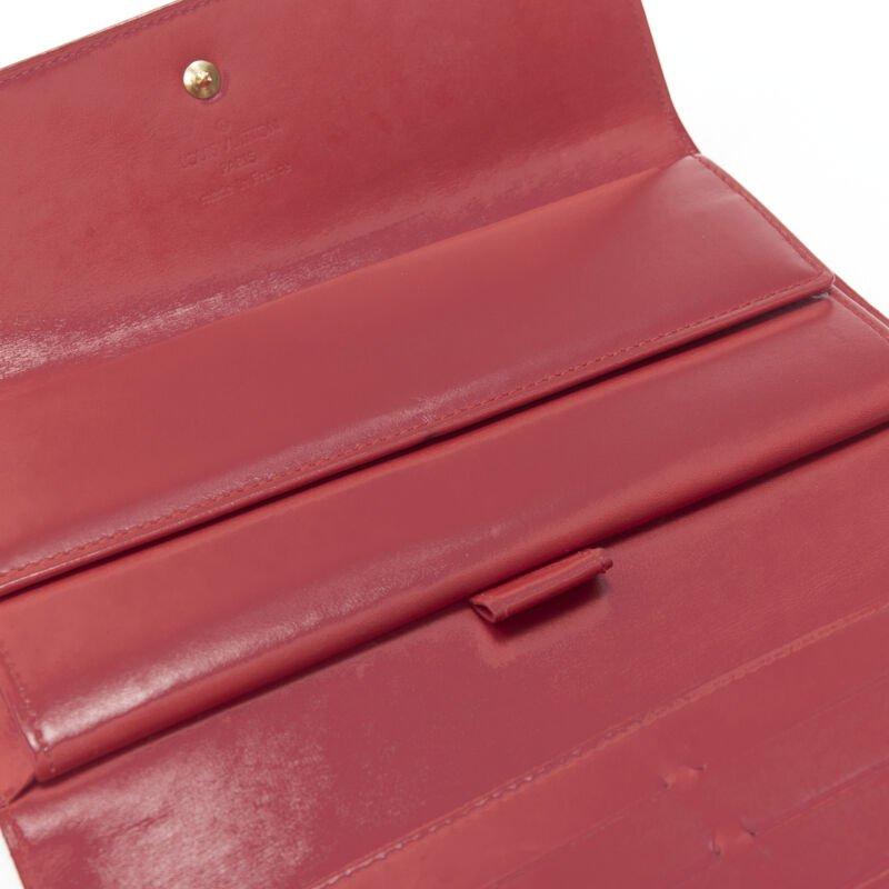 LOUIS VUITTON Vernis brevetto rosso LV portafoglio continentale con patta e logo in rilievo in vendita 4