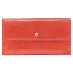 LOUIS VUITTON Vernis Rotes kontinentales Wallet mit LV-Logo und geprägter Klappe