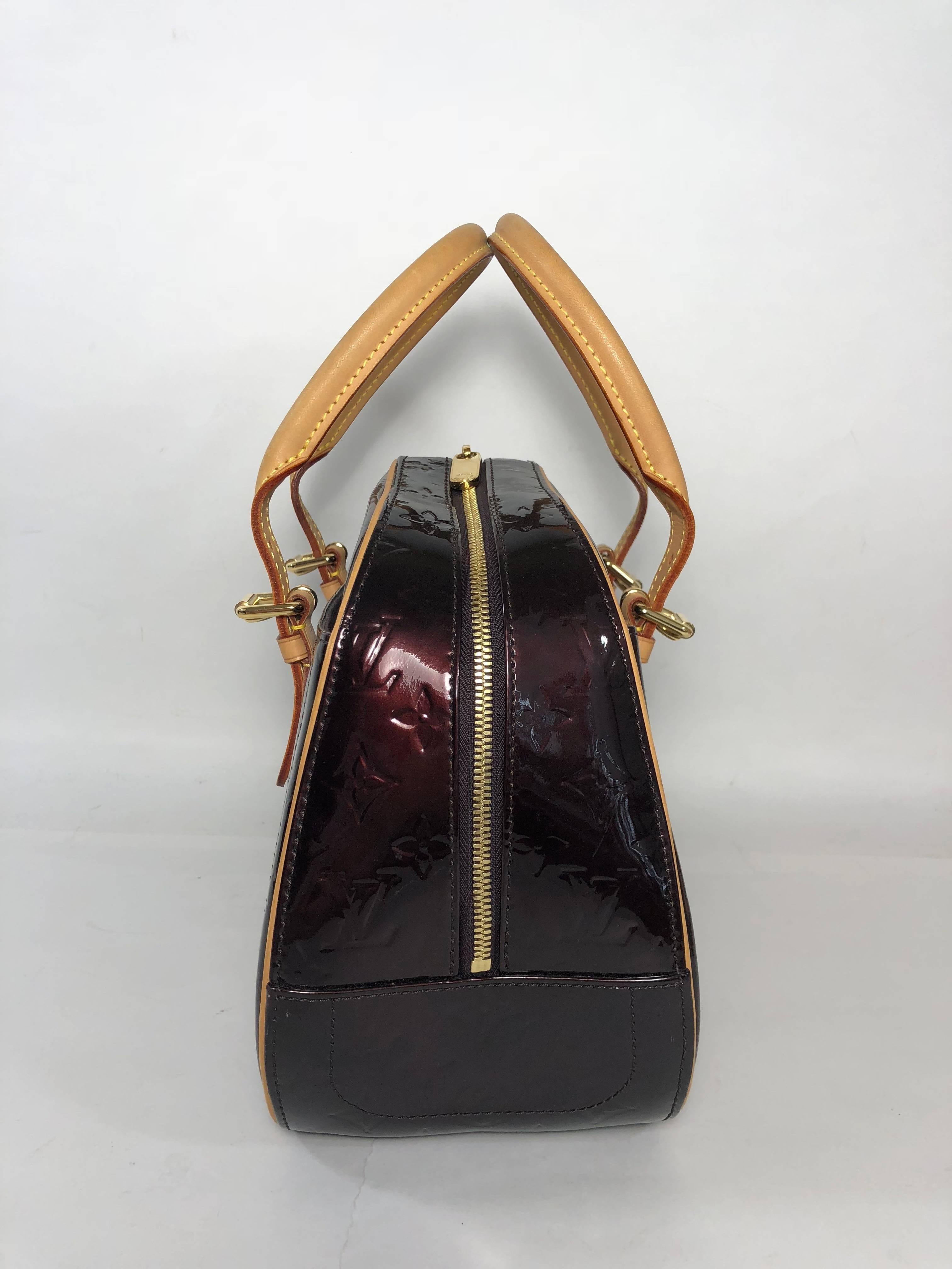 Louis Vuitton Vernis Summit Drive in Amarante In Excellent Condition For Sale In Saint Charles, IL