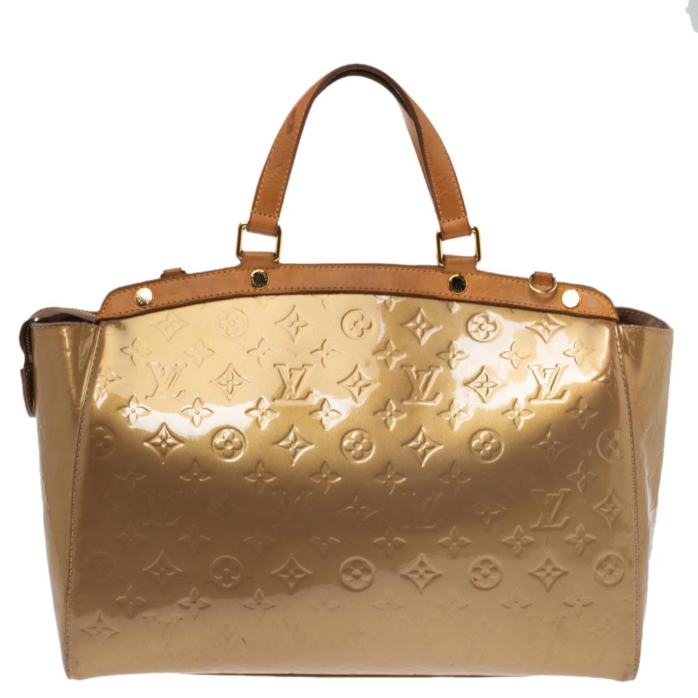 The feminine shape of Louis Vuitton's Brea is inspired by the doctor's bag. Crafted from Monogram Vernis leather in green, the bag has a perfect finish. The fabric interior is spacious and it is secured by a zipper. The bag features double handles,