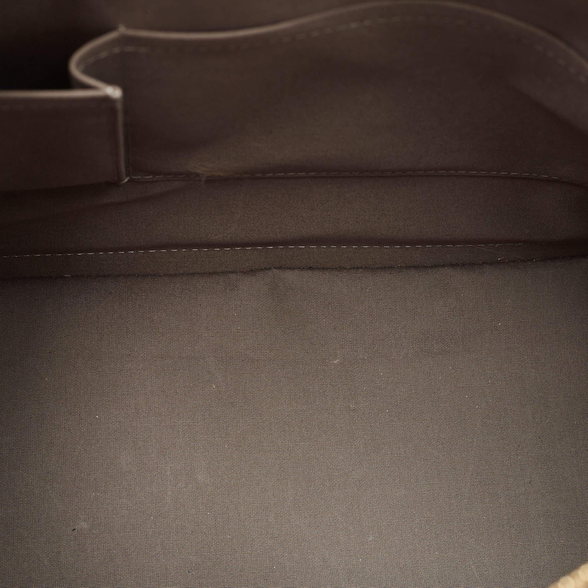 Sac Alma GM en cuir vernis avec monogramme olive Louis Vuitton en vente 8