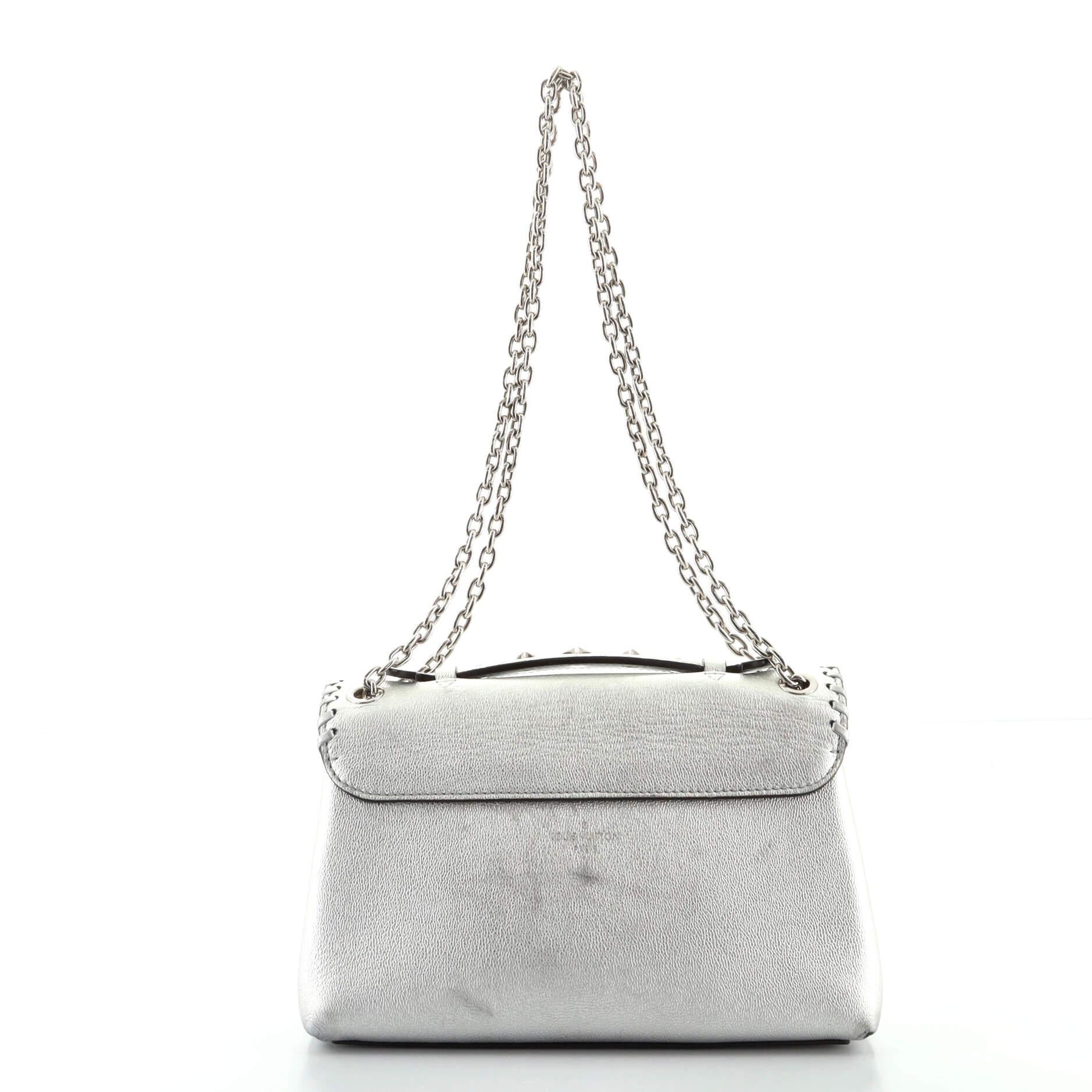 Sehr Kette Tasche von Louis Vuitton Peitschenstich-Leder im Zustand „Gut“ in NY, NY