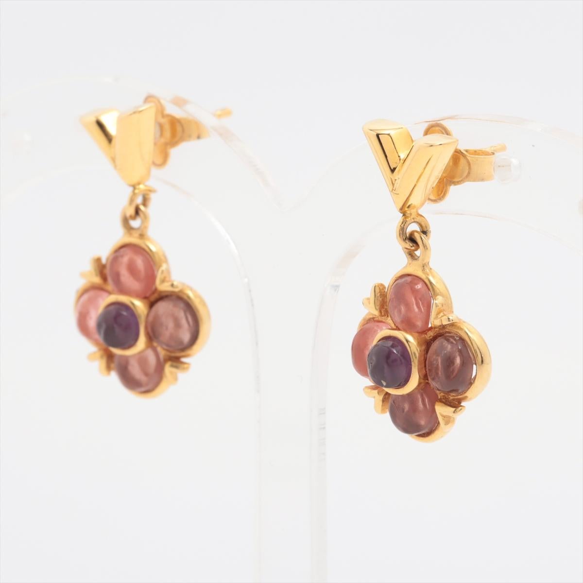 The Louis Vuitton Very Flower Earrings in Pink and Purple Gold beautifully combine luxury and sophistication. The earrings feature an iconic V-shaped design, adorned with delicate flowers, showcasing Louis Vuitton's signature aesthetic. The