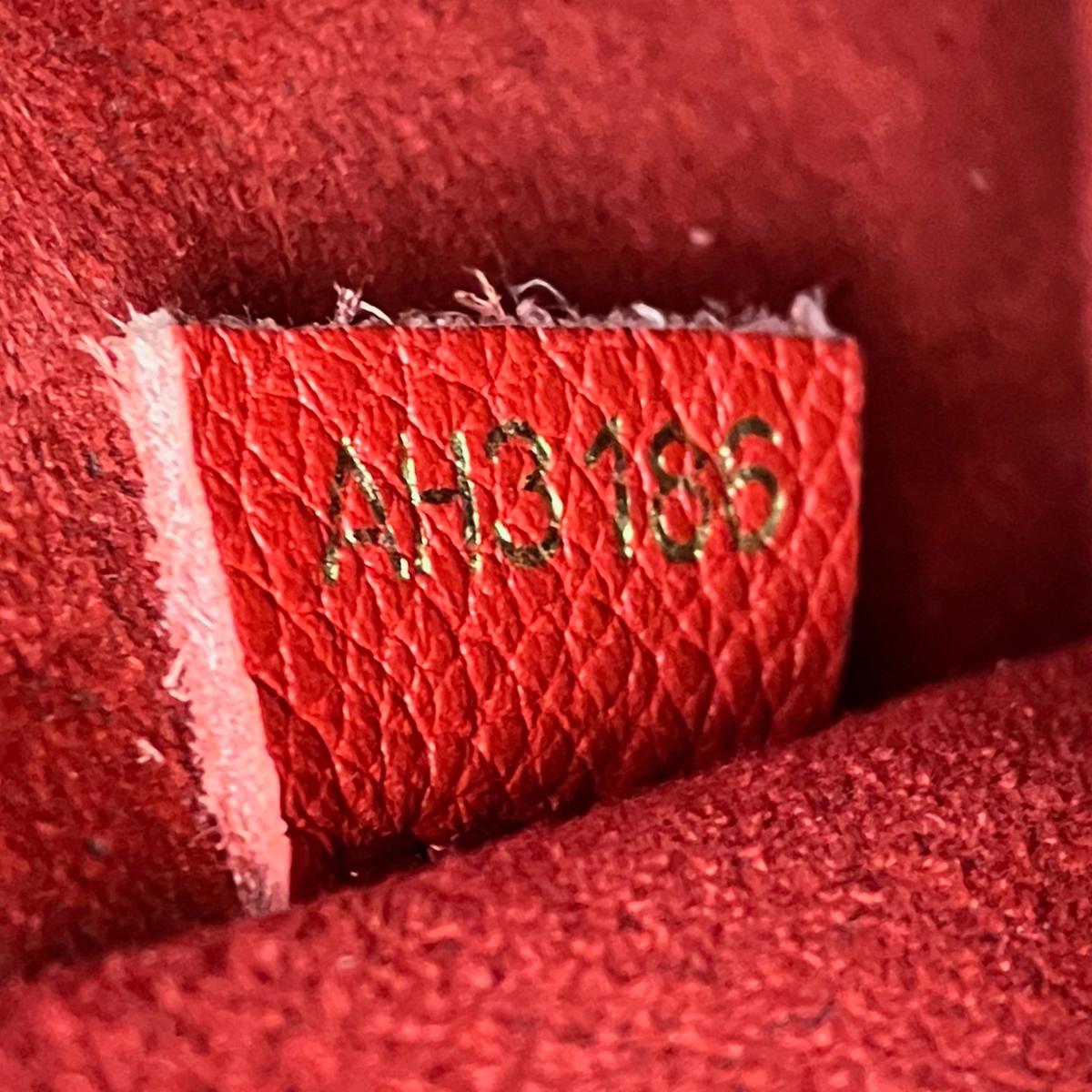 Louis Vuitton Victoire Monogramm-Tasche mit Kirschroter Innenseite 2016 im Angebot 12