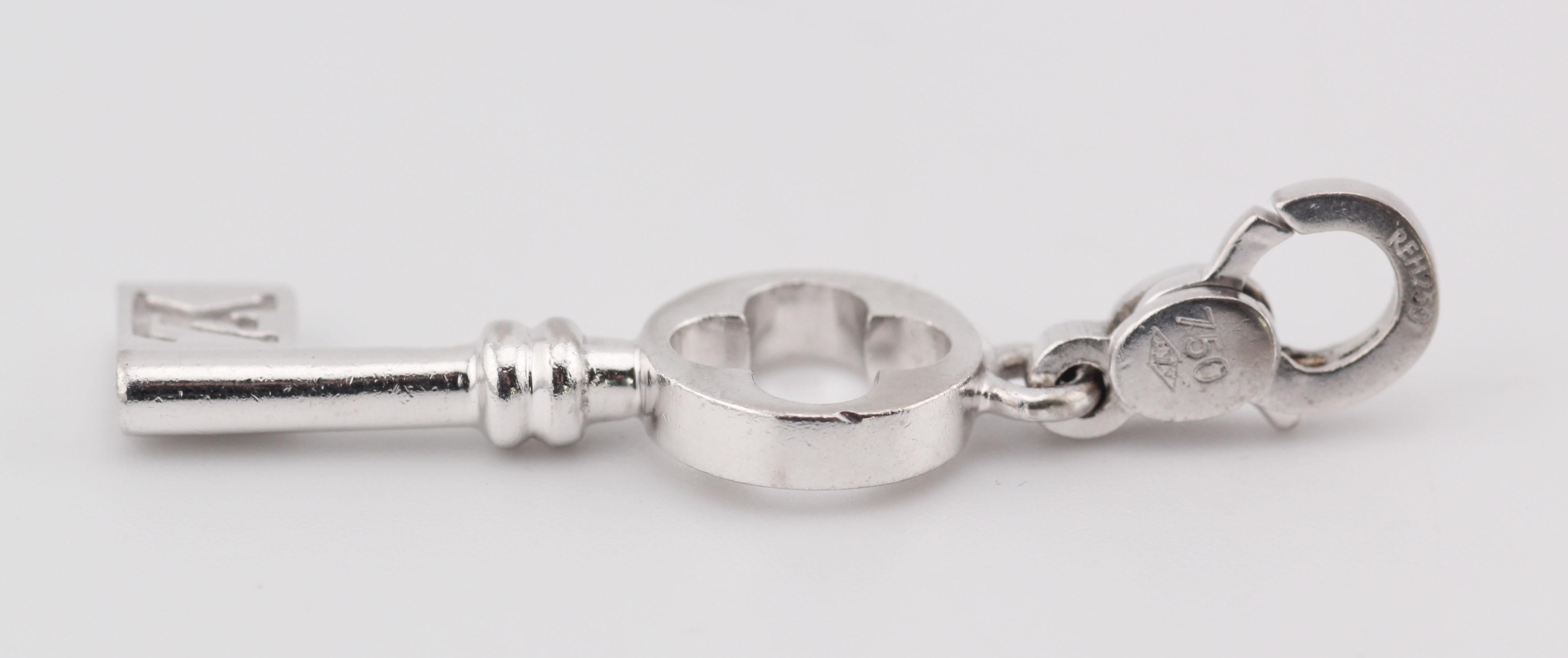 Louis Vuitton Vintage 18k White Gold Key Charm Pendant In condizioni ottime in vendita a Simpsonville, SC