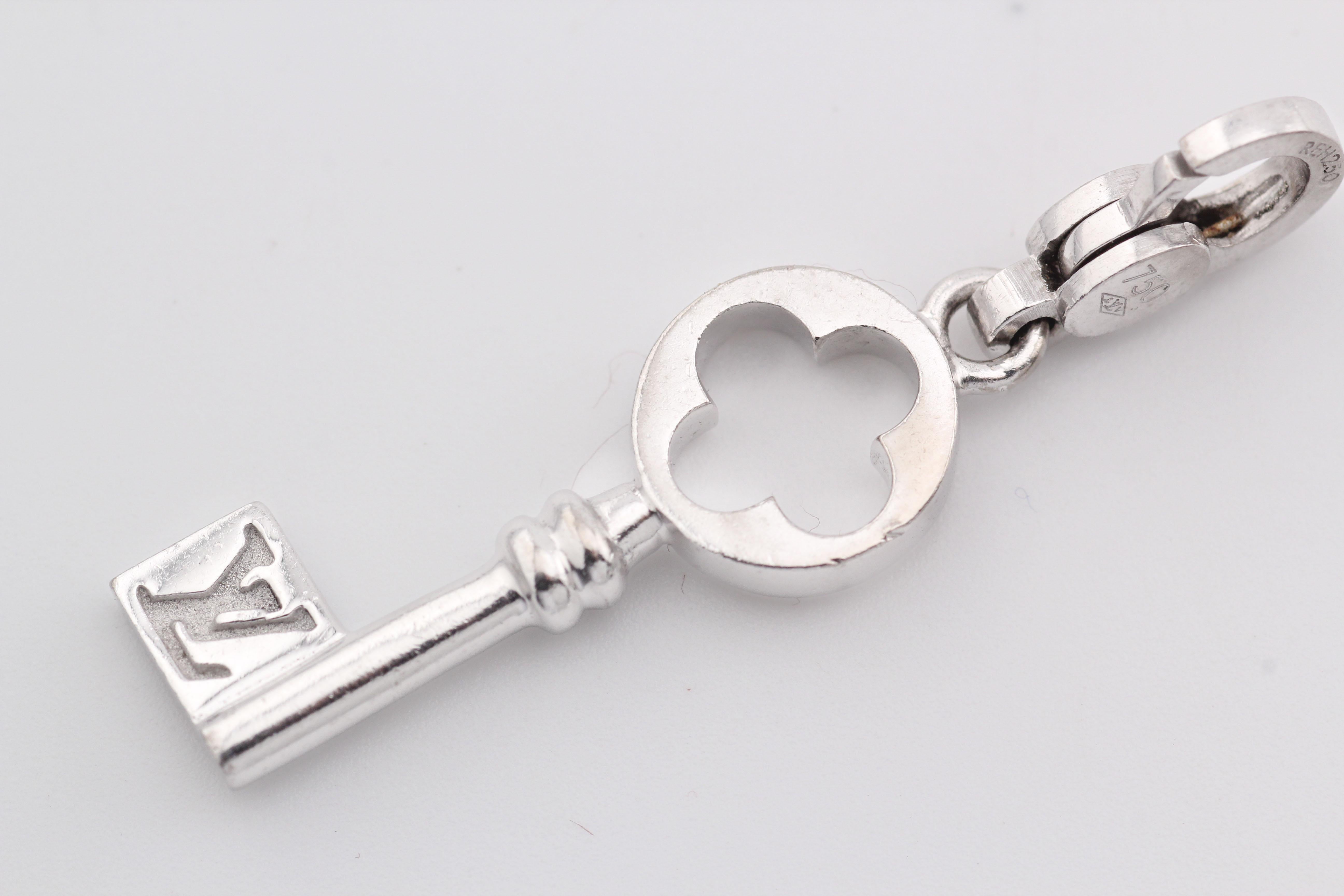 da uomo o donna Louis Vuitton Vintage 18k White Gold Key Charm Pendant in vendita