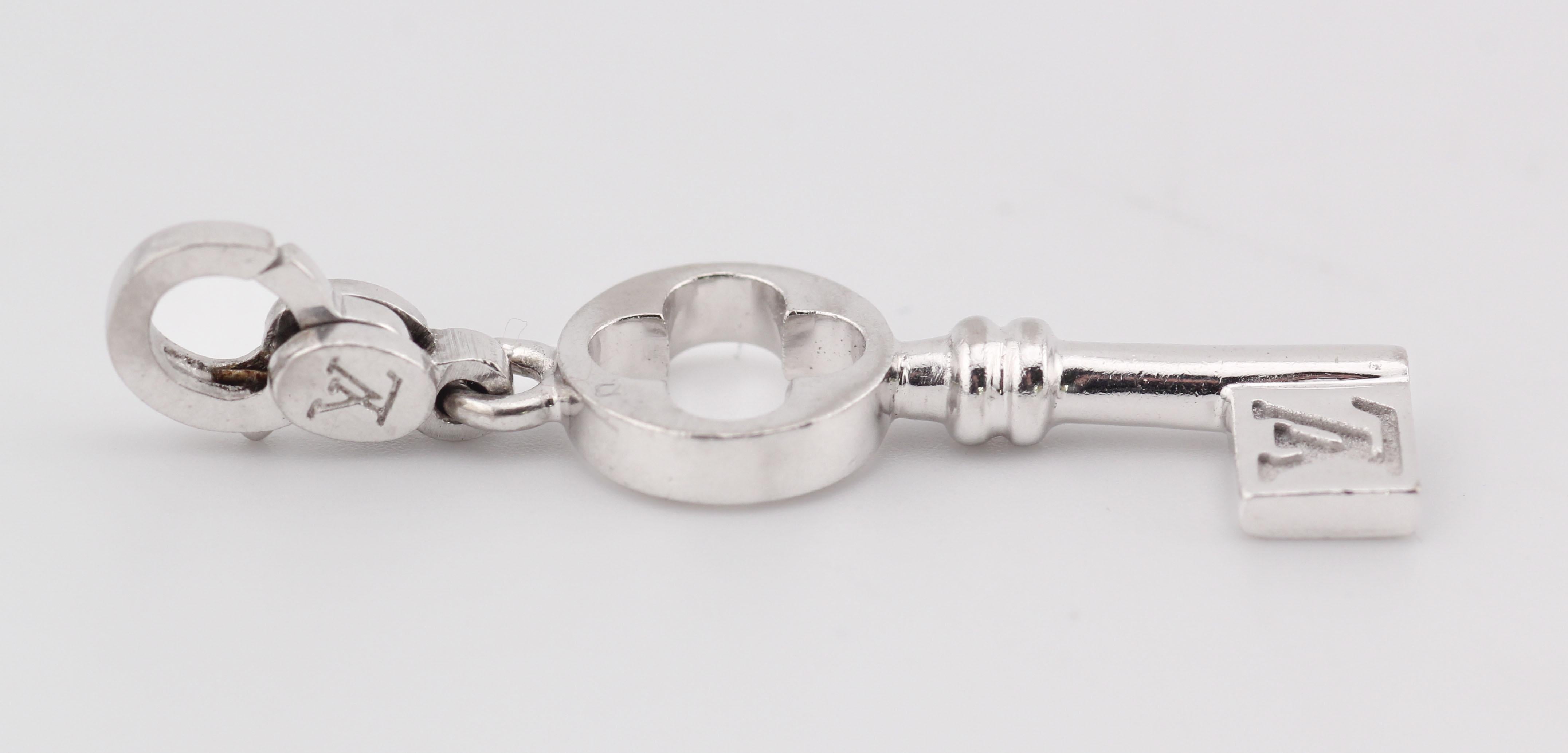 Louis Vuitton Vintage 18k White Gold Key Charm Pendant in vendita 3