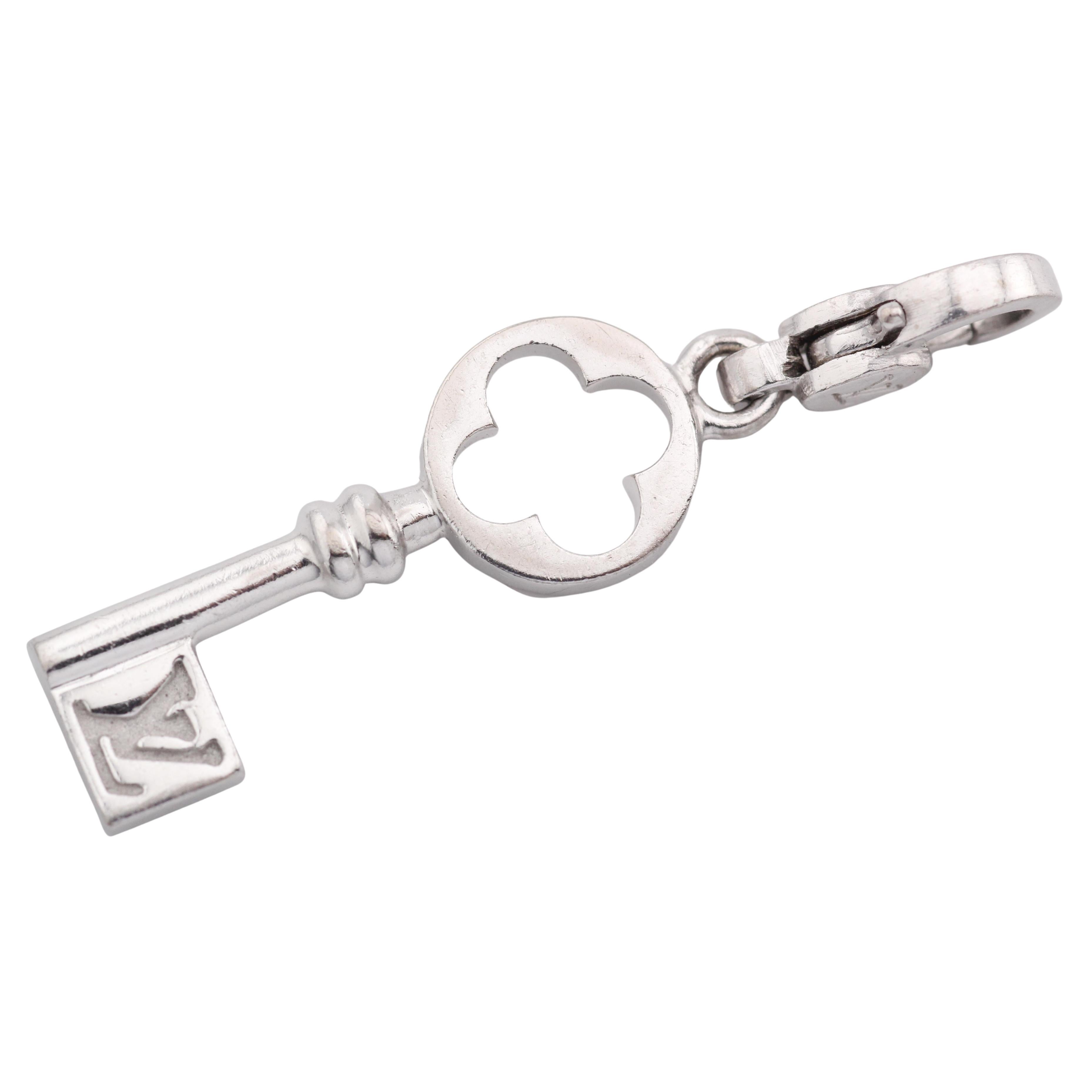 Louis Vuitton Vintage 18k White Gold Key Charm Pendant in vendita