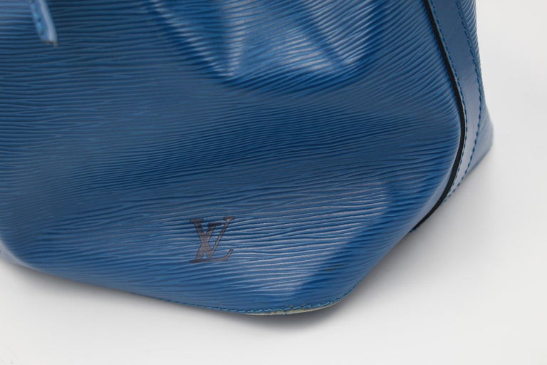 Louis Vuitton Vintage 1995 Blue  Epi Leather Noe Bag In Good Condition For Sale In Paris, FR