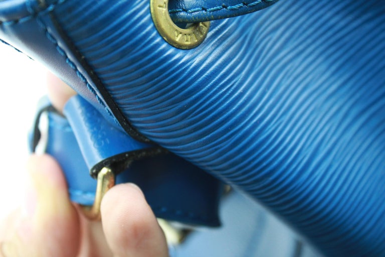 Women's or Men's Louis Vuitton Vintage 1995 Blue  Epi Leather Noe Bag For Sale
