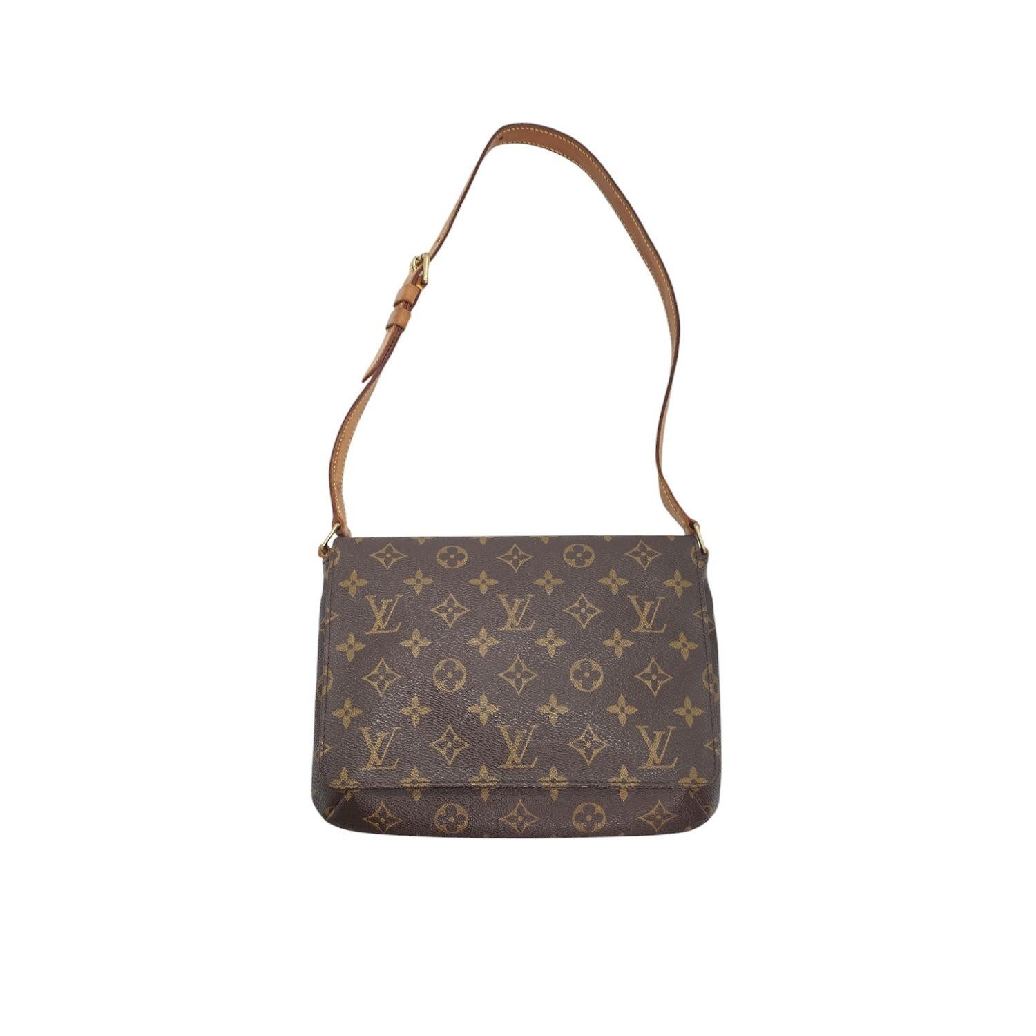 Experience luxury and timeless style with this Louis Vuitton Vintage 2000’s Monogram Musette Tango. Made in France with meticulous attention to detail, it features a Vachetta leather strap and a saffron Alcantara microfiber interior. With a