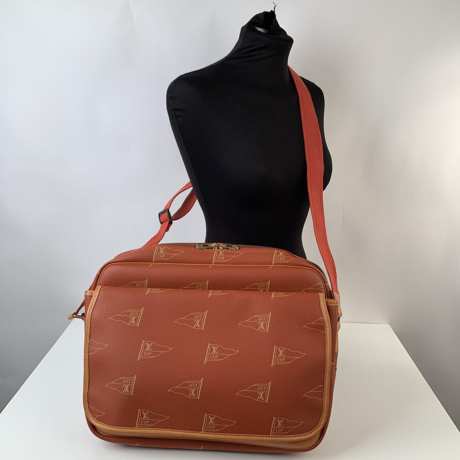 MATERIAL: Canvas COLOR: Red MODEL: America's Cup Calvi Messenger Bag GENDER: Women, Men SIZE: Large Condition A :EXCELLENT CONDITION - Used once or twice. Looks mint. Imperceptible signs of wear may be present due to storage- Some darkness and