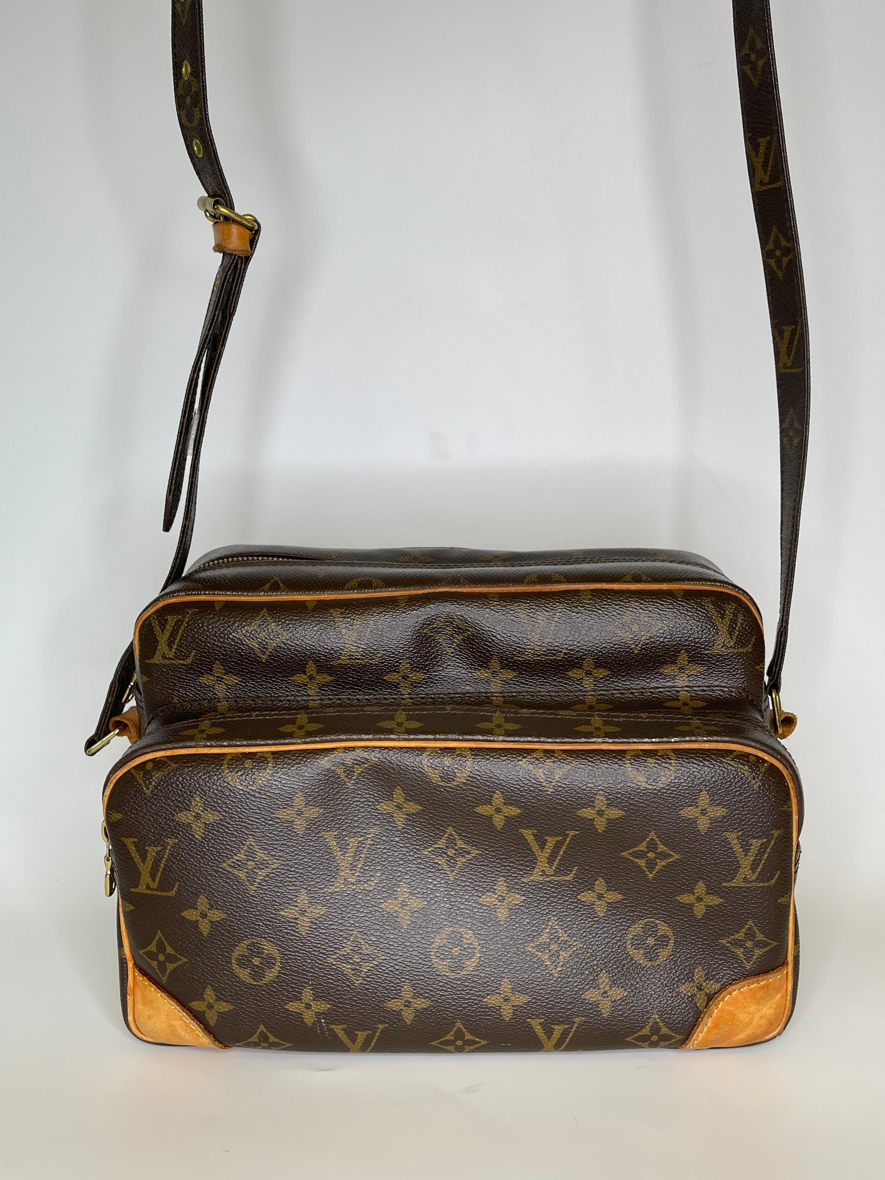 Authentic vintage Louis Vuitton shoulder bag. Made with coded canvas, vechetta leather darkening on the trim. Eclair zippers, main compartment with one zipped closure on one side and a pocket on the other. 

COLOR: Brown monogram 
MATERIAL: Coated