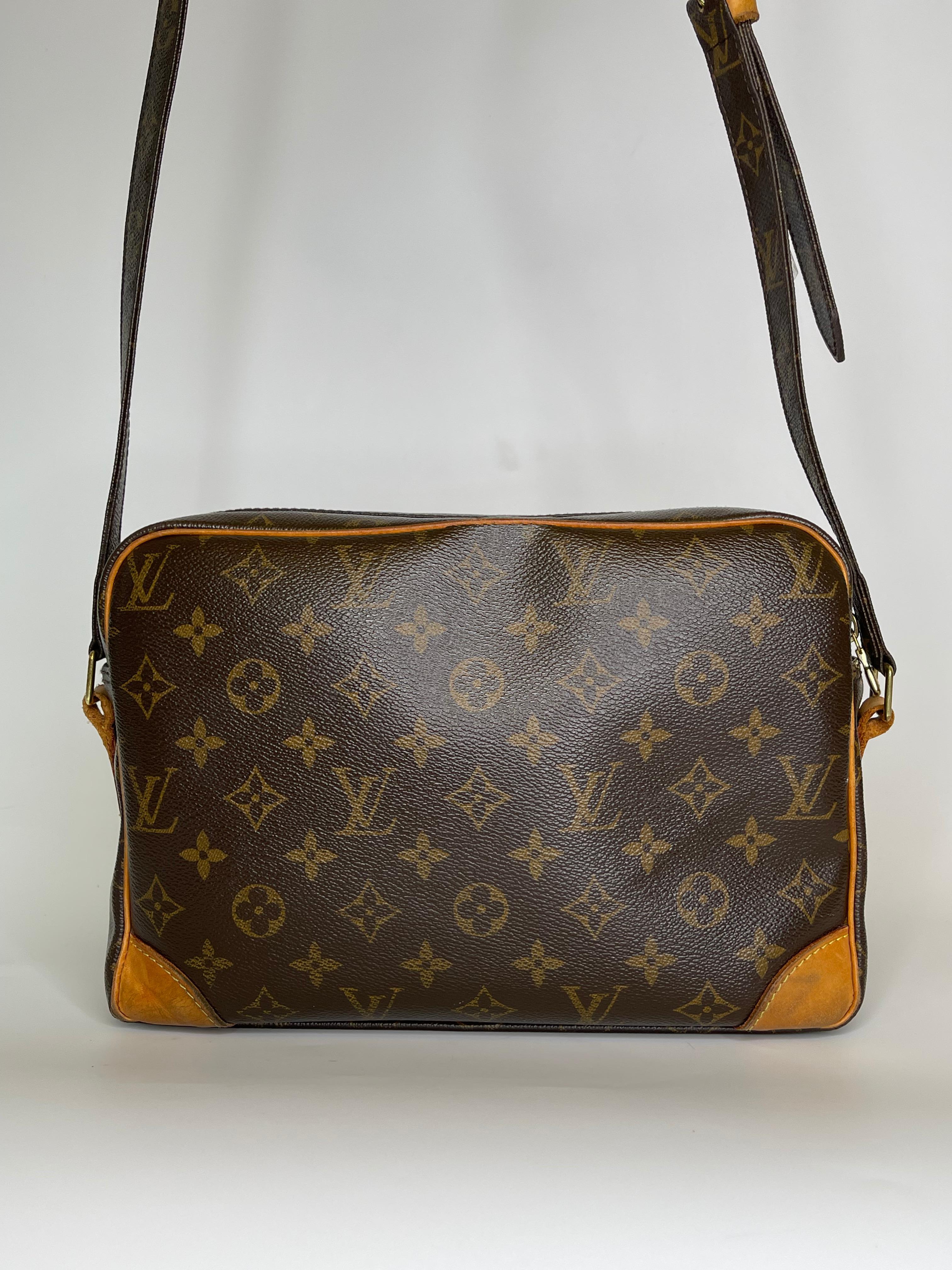  Louis Vuitton Vintage Authentic Monogram Shoulder Bag Nile MM 2012 In Good Condition In Montreal, Quebec